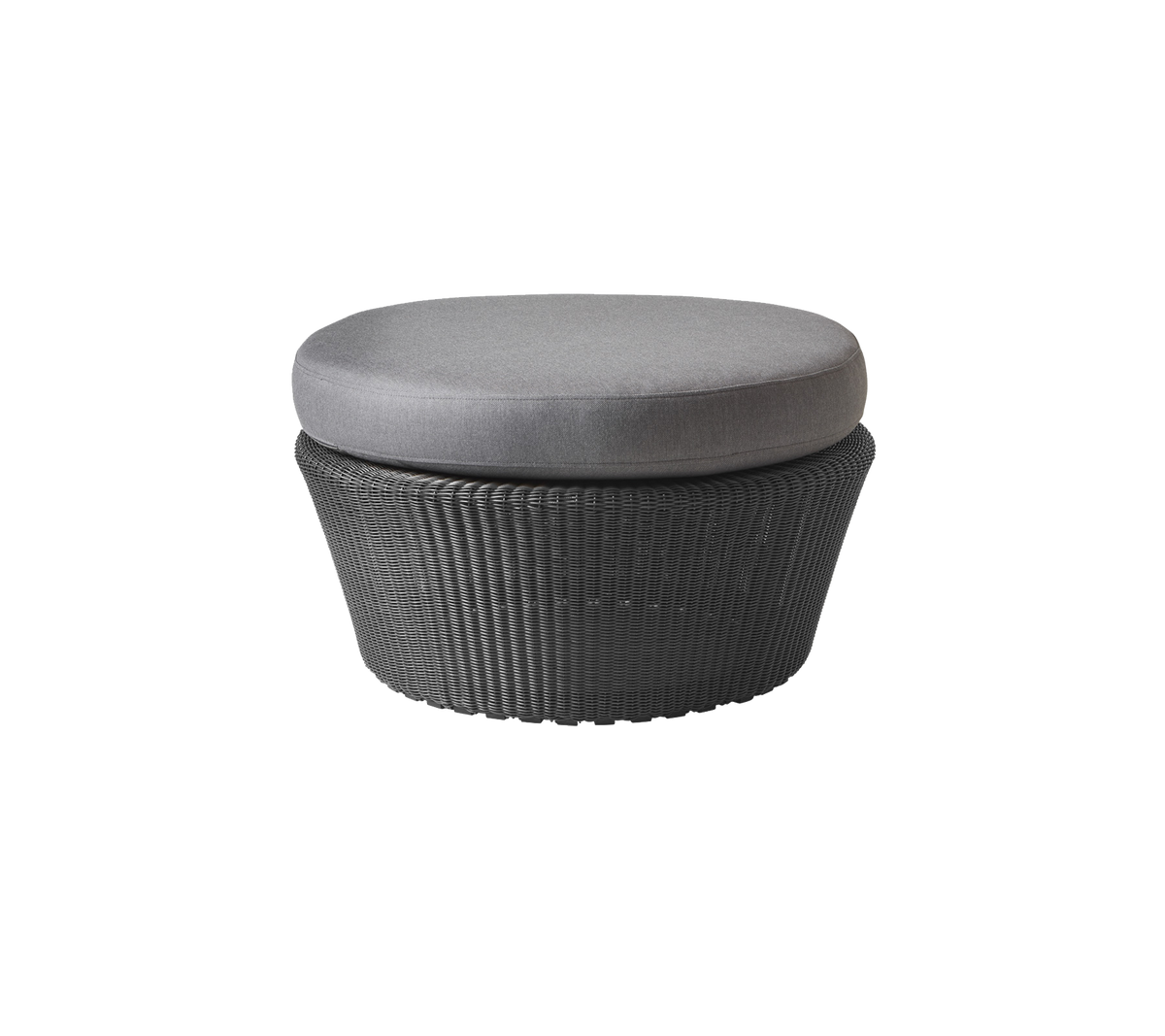 Ottomán redondo con una base tejida y una parte superior acolchada gris, diseñado para asientos versátiles y decoración.