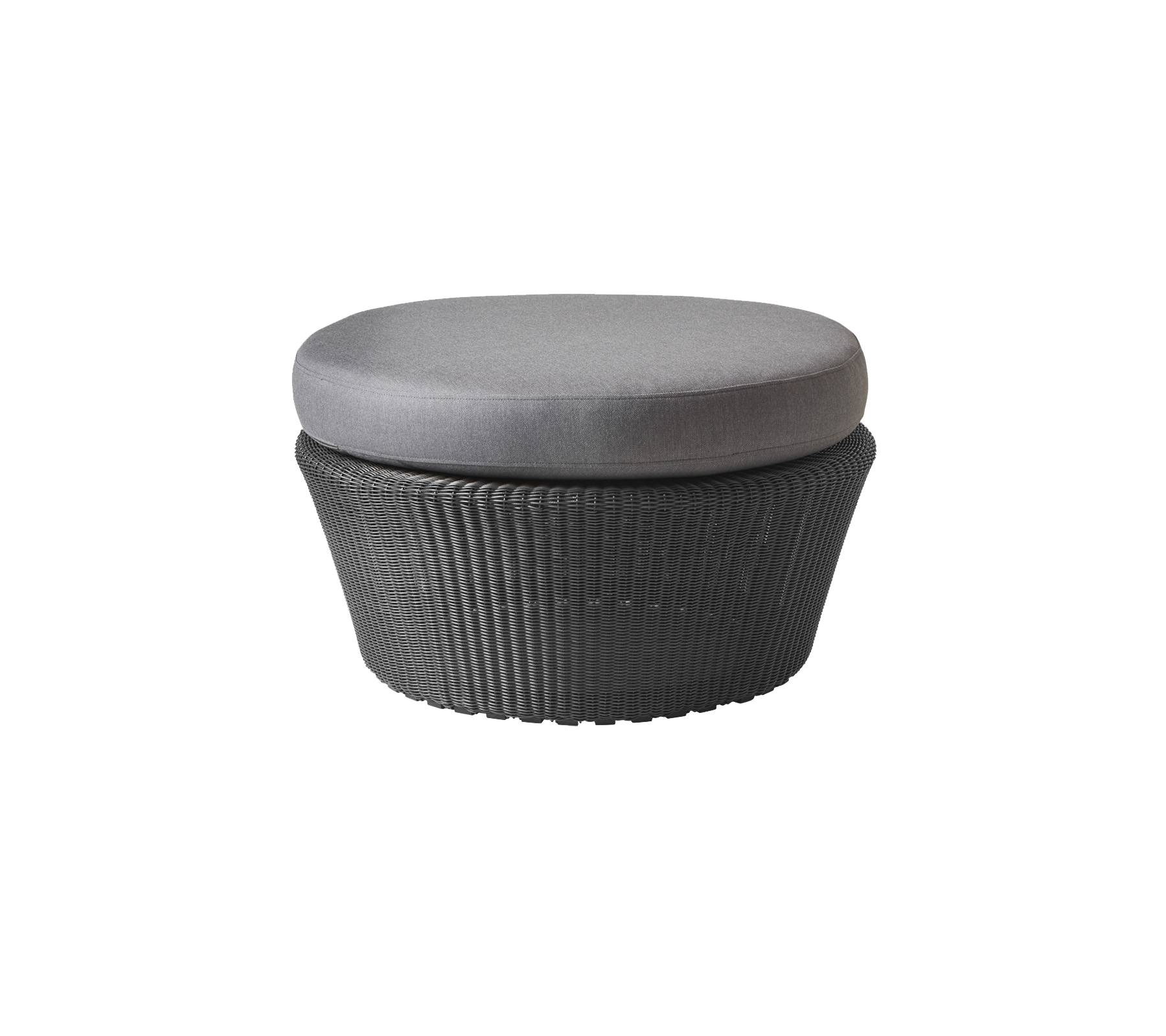 Ottomán redondo con una base tejida y una parte superior acolchada gris, diseñado para asientos versátiles y decoración.