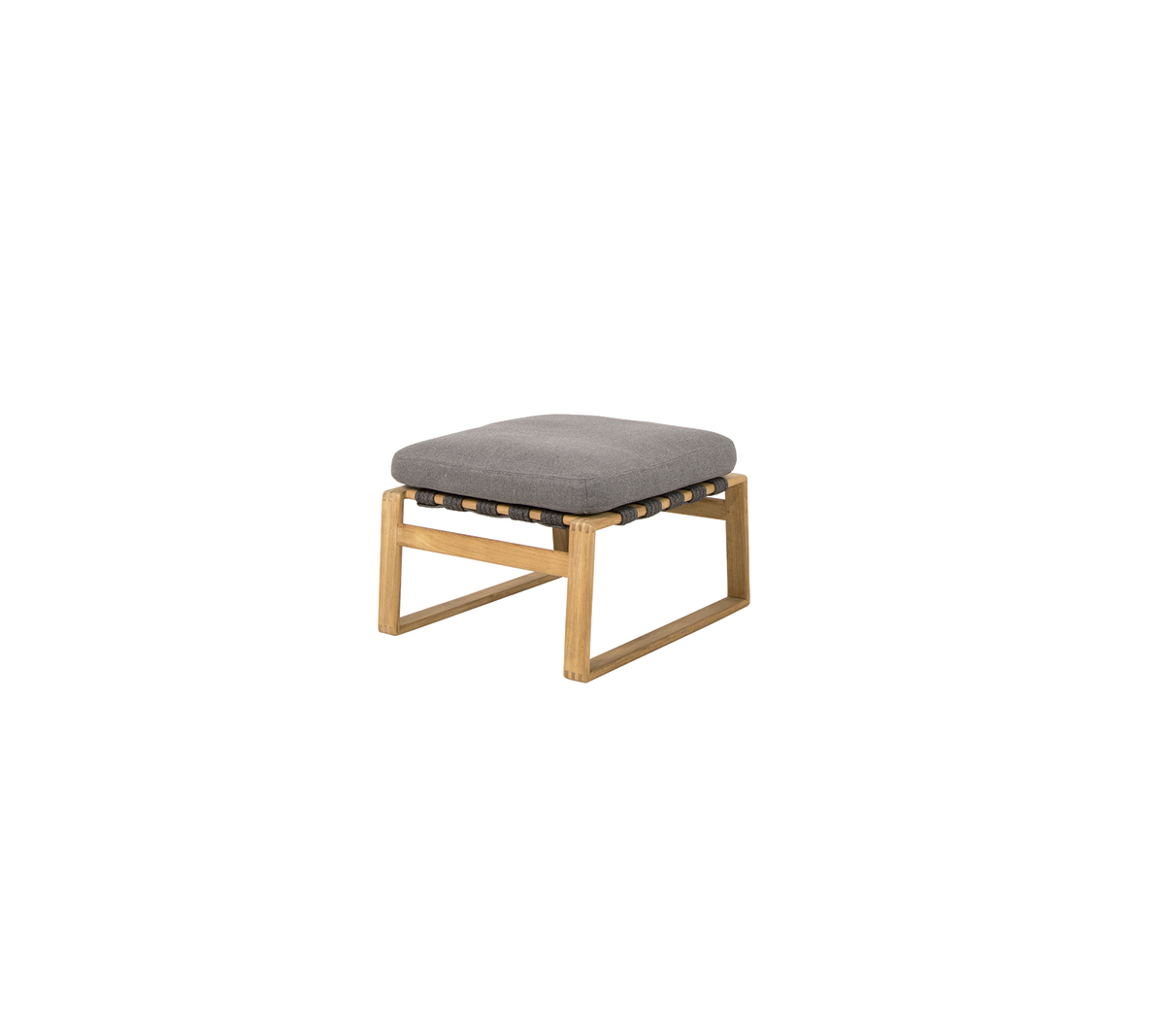 Ottomán cuadrado con un cojín gris sobre un marco de madera, diseñado para la comodidad y el estilo.