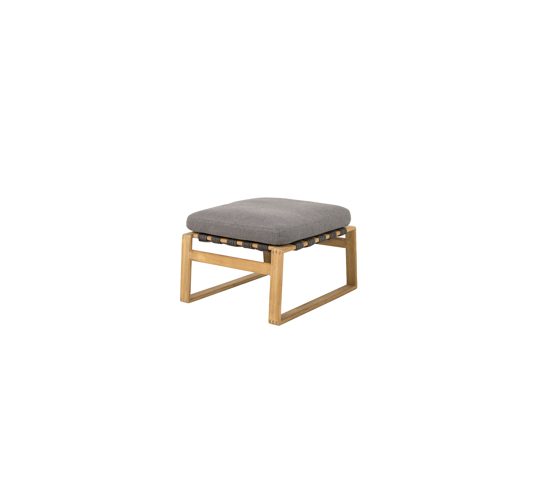 Ottomán cuadrado con un cojín gris sobre un marco de madera, diseñado para la comodidad y el estilo.