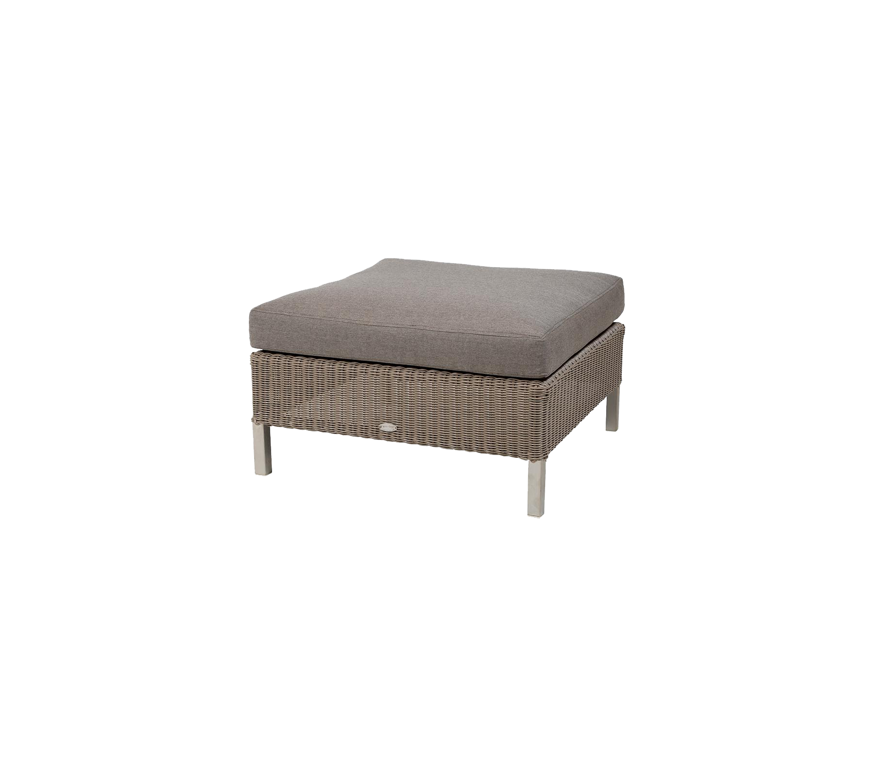 Ottomán cuadrado estiloso con un suave cojín gris y base trenzada, ideal para añadir confort y elegancia a cualquier área de asientos.