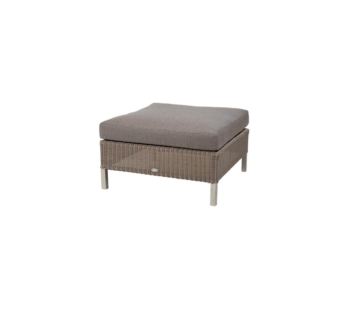 Ottomán cuadrado estiloso con un suave cojín gris y base trenzada, ideal para añadir confort y elegancia a cualquier área de asientos.