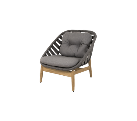 Silla elegante con asiento acolchado en gris y un marco de madera, con un diseño tejido único para la decoración moderna.