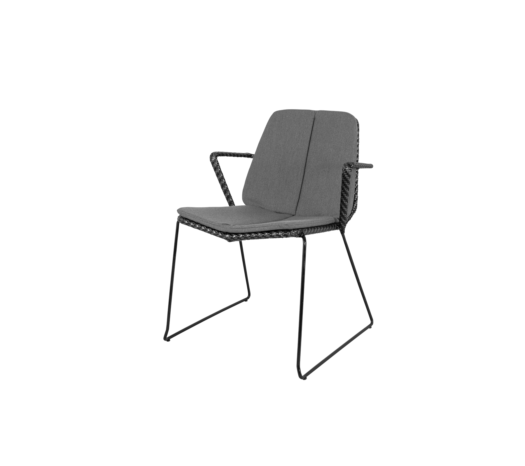 Silla elegante con un diseño aerodinámico, que cuenta con un asiento y un respaldo cómodos, apoyados por un robusto armazón de metal.