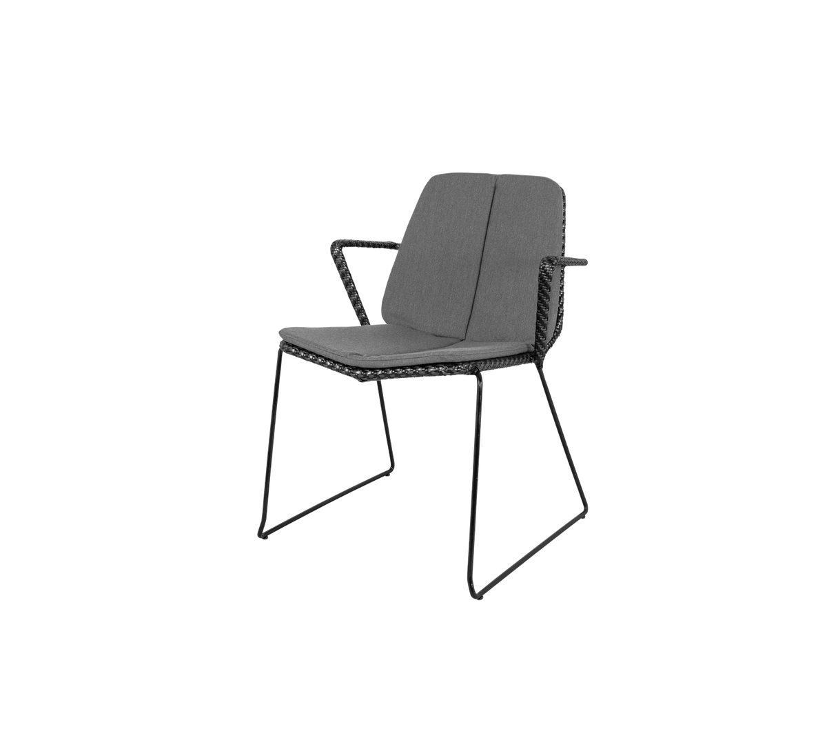Silla elegante con un diseño aerodinámico, que cuenta con un asiento y un respaldo cómodos, apoyados por un robusto armazón de metal.