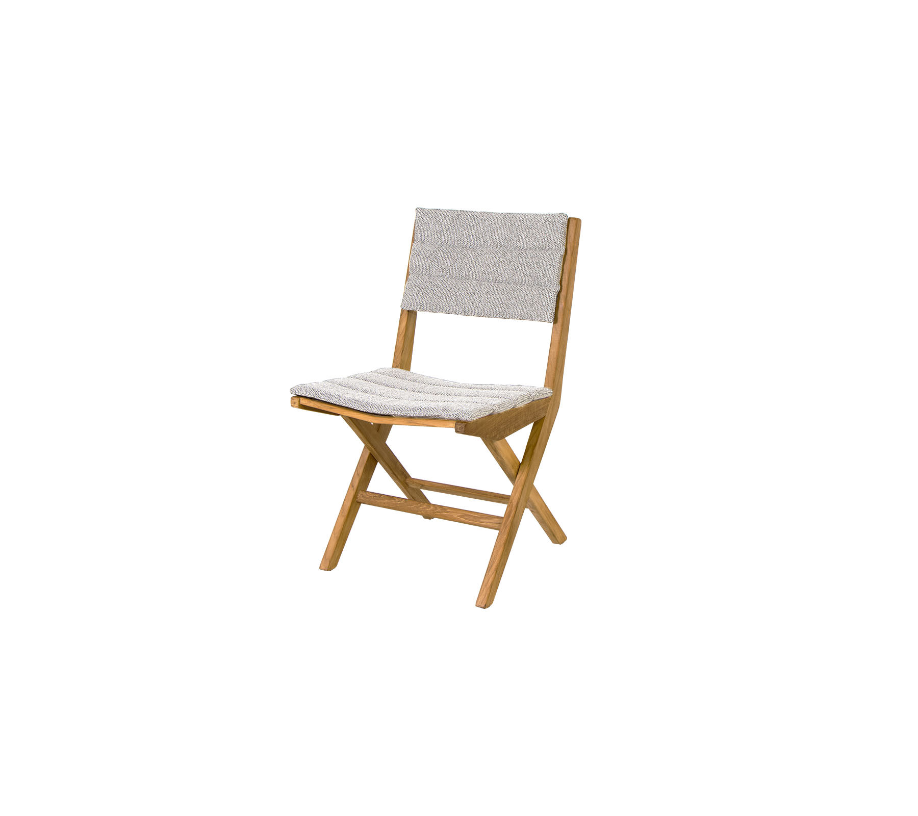 Silla plegable con estructura de madera y asiento y respaldo de tela texturizada, combinando funcionalidad y estilo para un uso versátil.