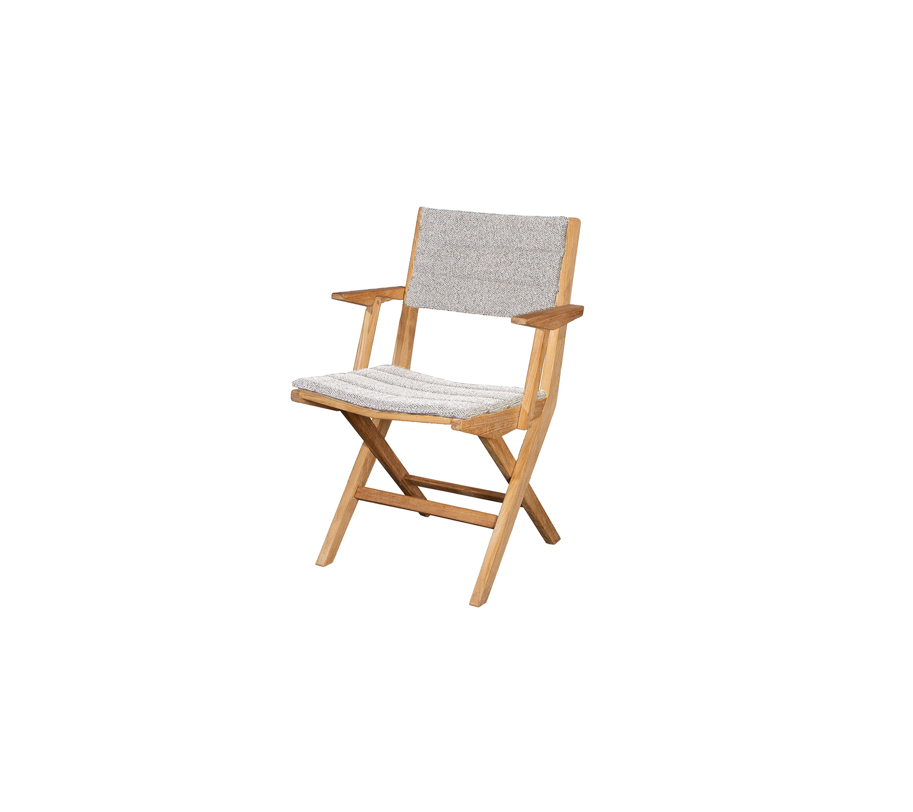 Silla plegable de madera con un asiento y respaldo de tela ligera, con reposabrazos simples y un diseño minimalista. Ideal para distintos entornos.