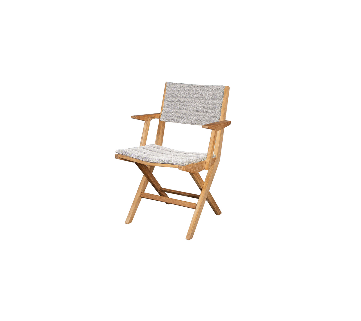 Silla plegable de madera con un asiento y respaldo de tela ligera, con reposabrazos simples y un diseño minimalista. Ideal para distintos entornos.
