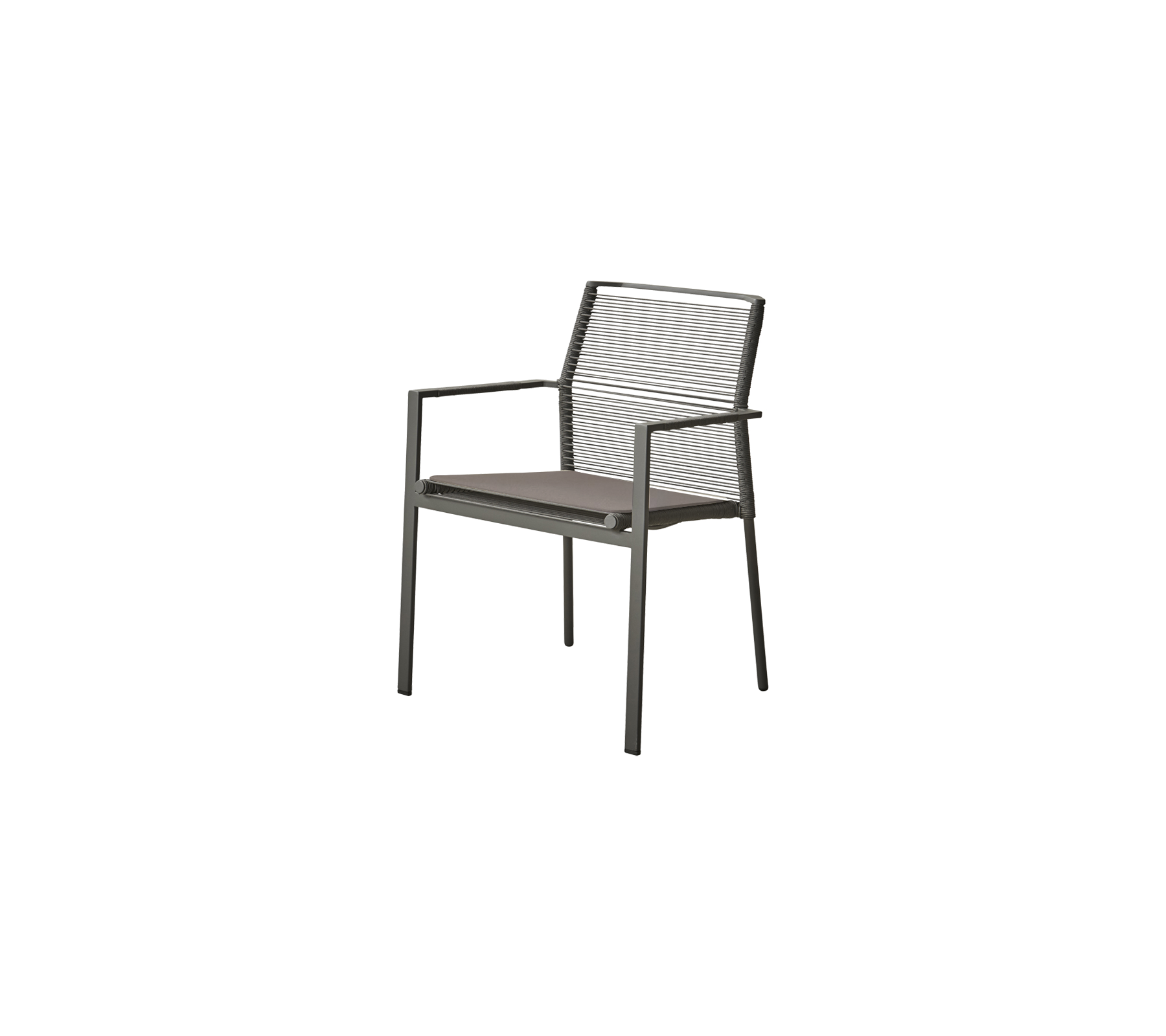 Silla elegante con un diseño moderno, que cuenta con un respaldo de malla y reposabrazos elegantes, adecuada para varios entornos.