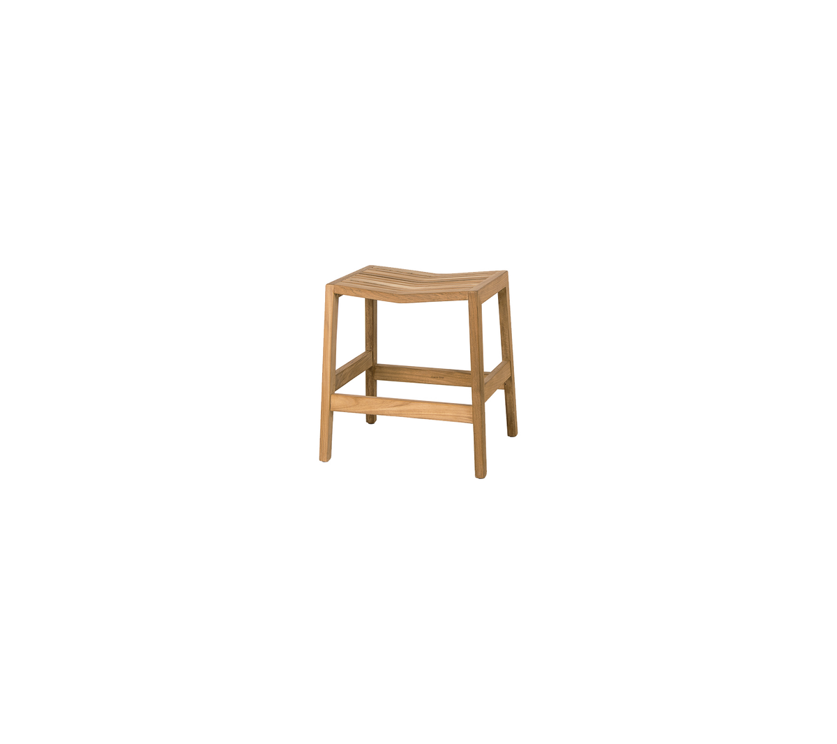 Taburete de madera natural con un diseño sencillo, con un asiento plano y patas robustas, ideal para diversos usos y espacios.