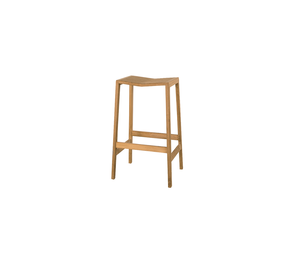 Un taburete de madera simple con un acabado natural y cuatro patas, que cuenta con un reposapiés para mayor comodidad.