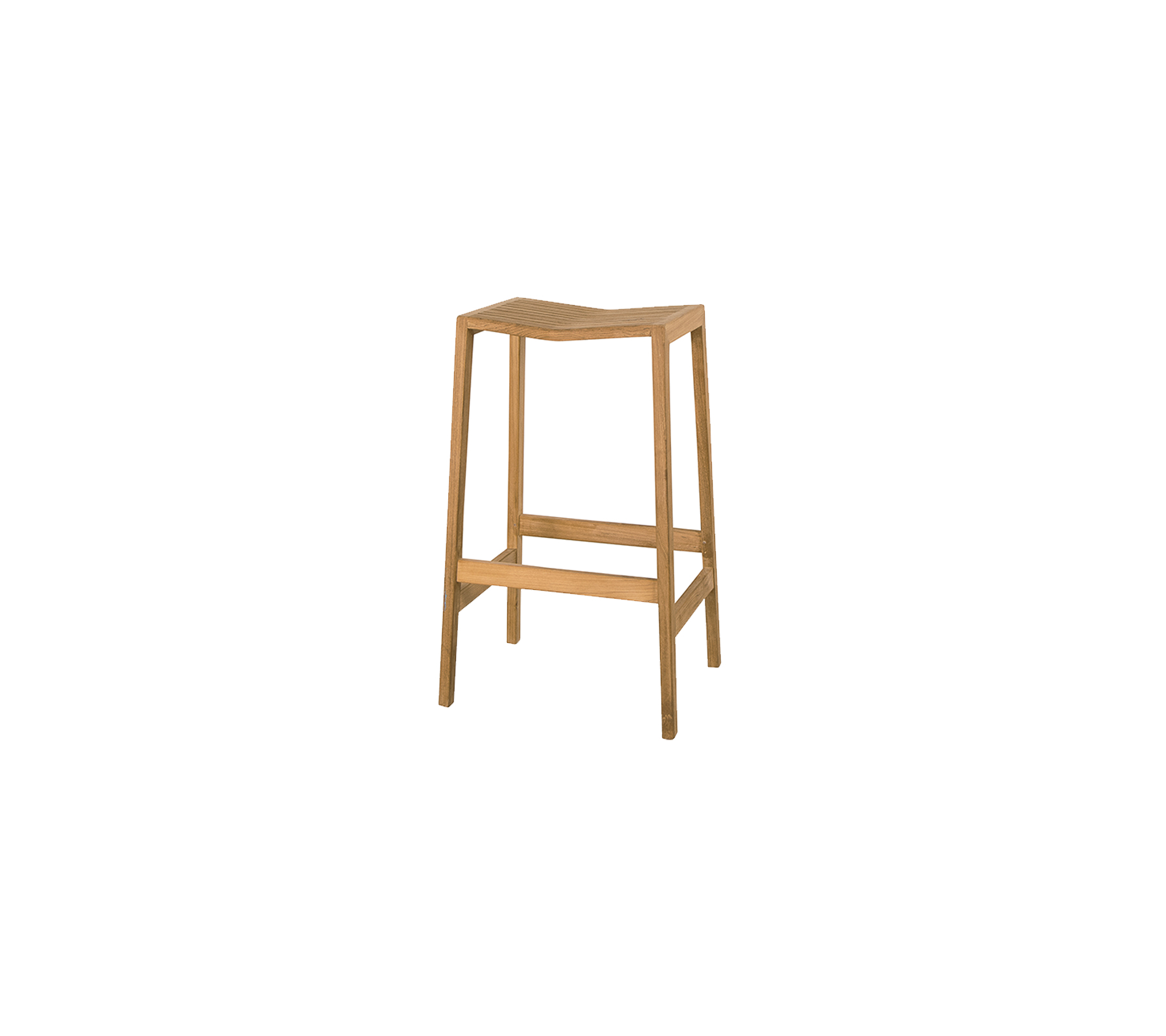 Un taburete de madera simple con un acabado natural y cuatro patas, que cuenta con un reposapiés para mayor comodidad.