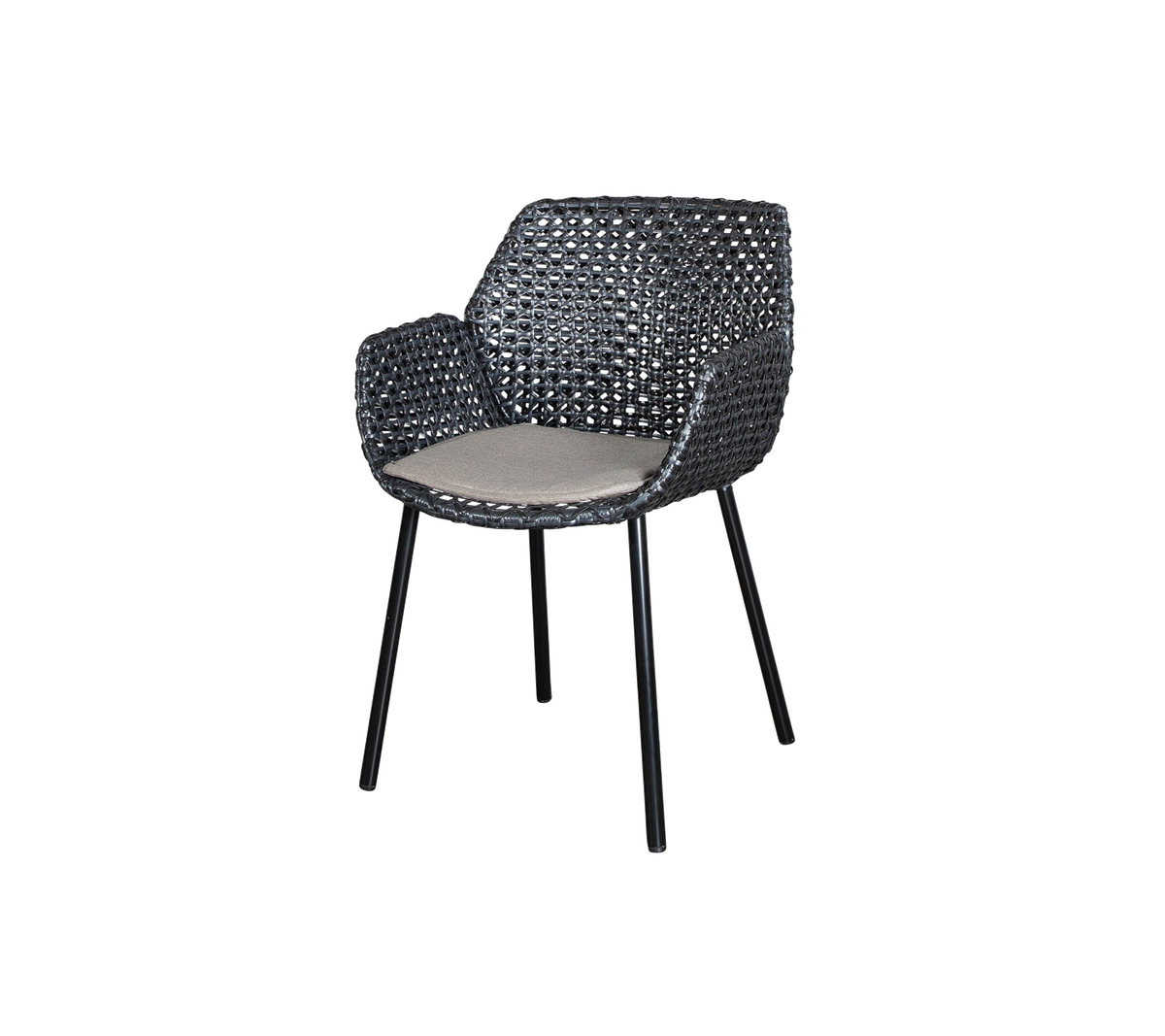 Silla tejida elegante con reposabrazos y un asiento acolchado, diseñada para la comodidad y la estética moderna.