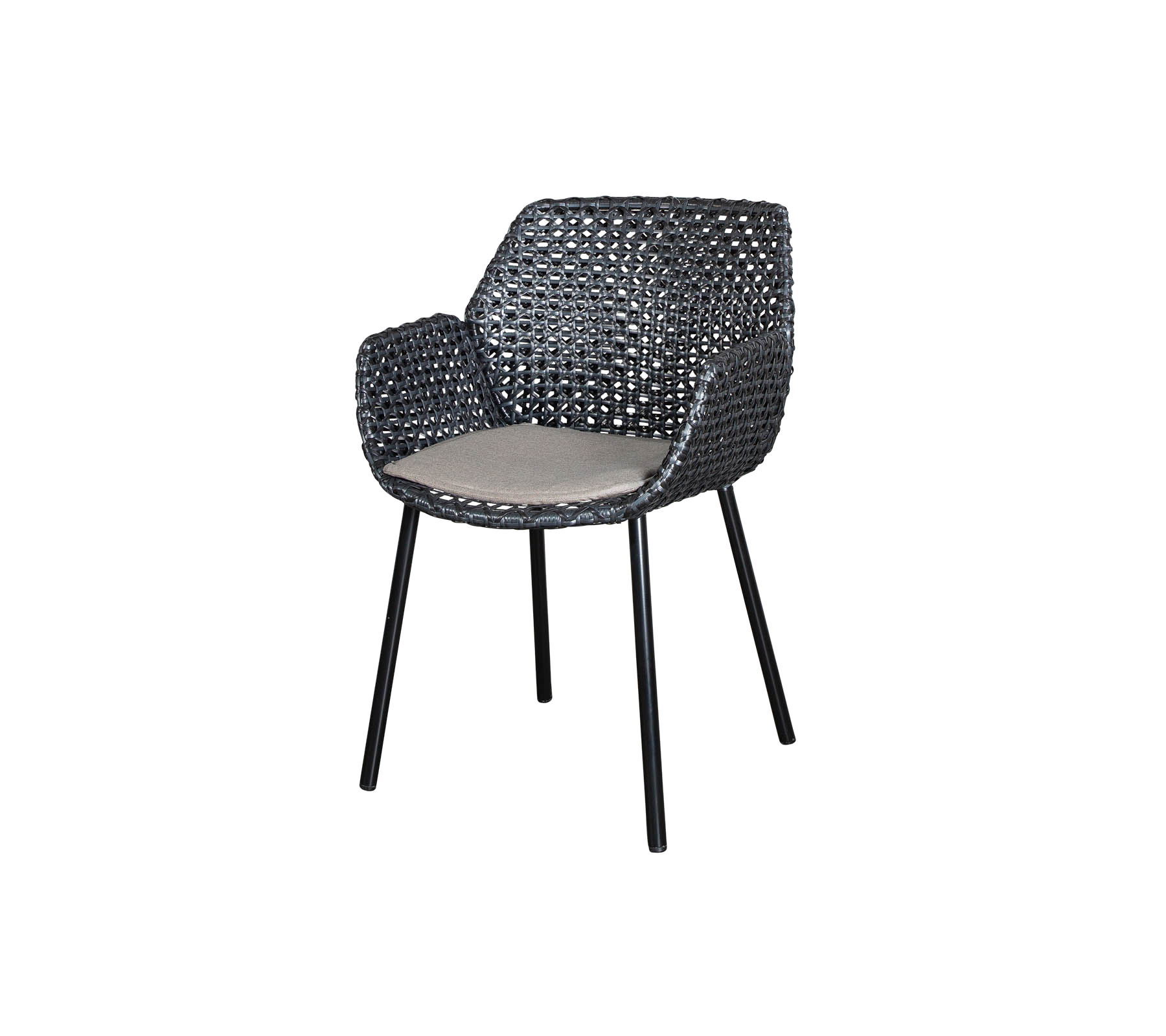 Silla tejida elegante con reposabrazos y un asiento acolchado, diseñada para la comodidad y la estética moderna.