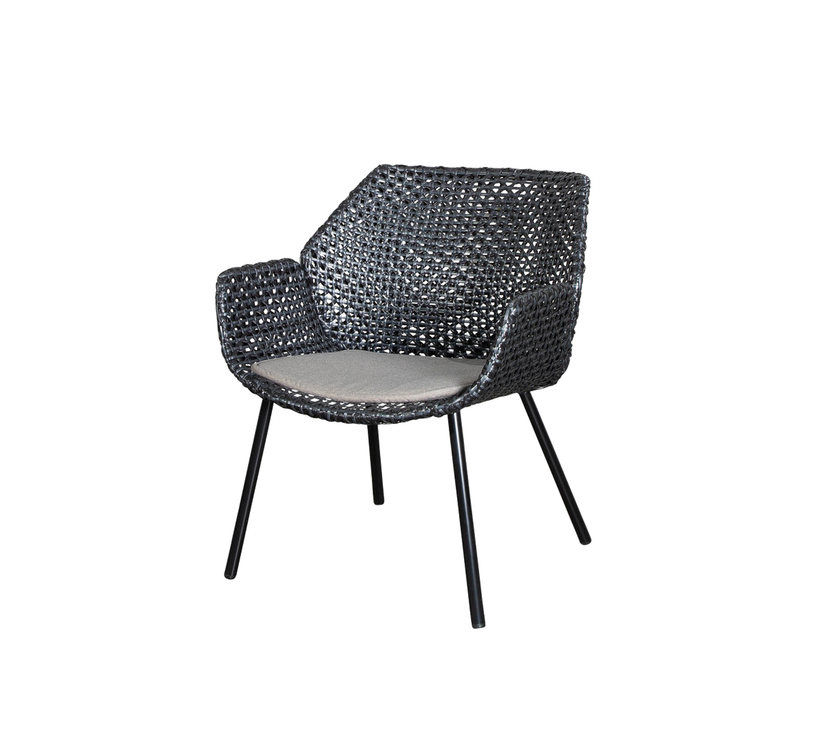 Silla tejida con estilo y un cojín cómodo, con un diseño moderno y patas robustas para el soporte. Perfecta para relajarse.