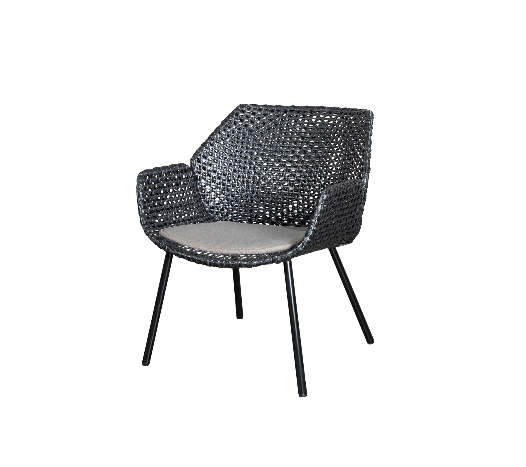 Silla tejida con estilo y un cojín cómodo, con un diseño moderno y patas robustas para el soporte. Perfecta para relajarse.