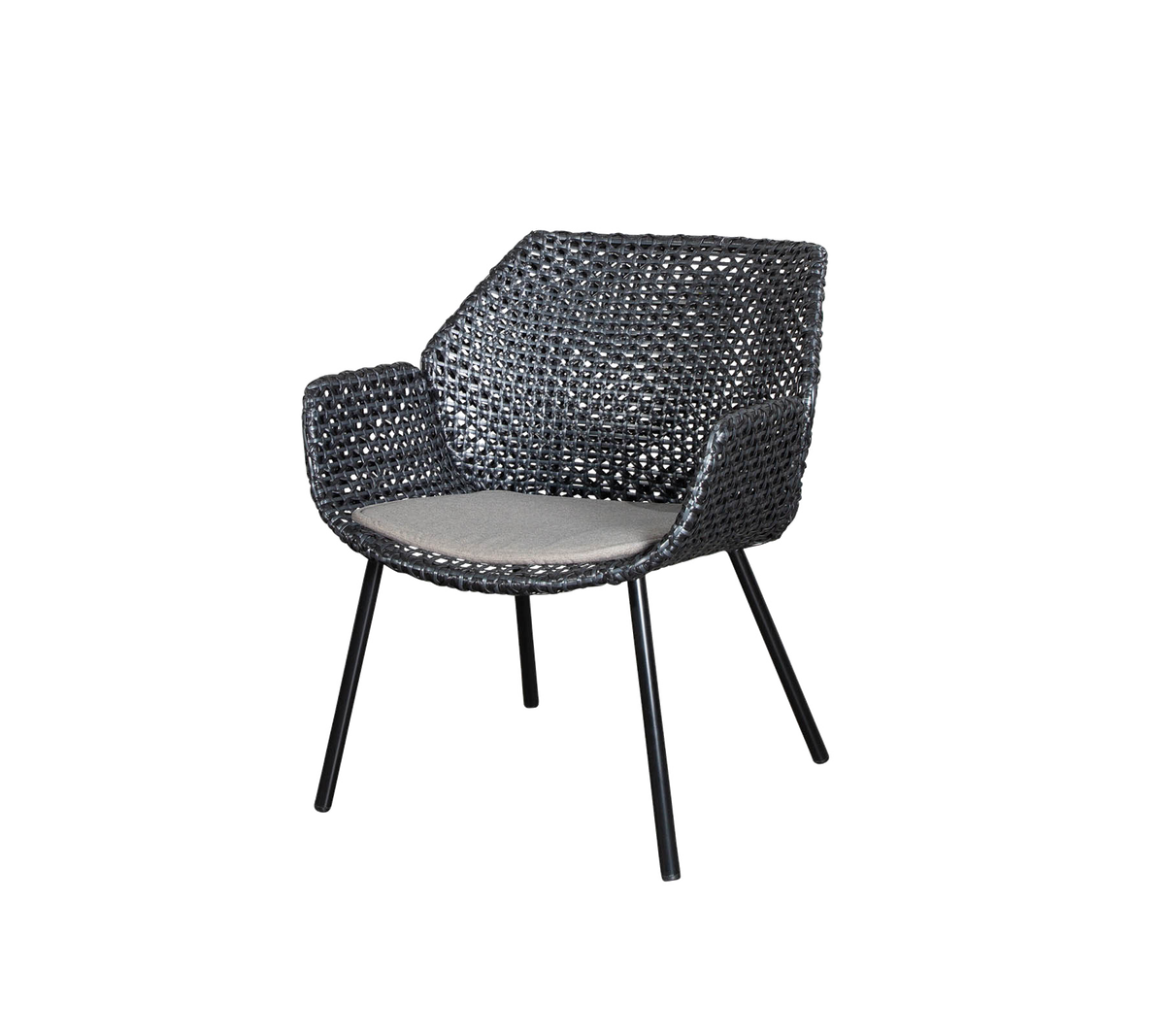 Sillón tejido elegante con asiento acolchado, que presenta patas de metal esbeltas y un diseño moderno, perfecto para entornos contemporáneos.