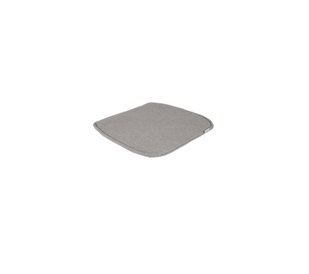 Un cojín simple, cuadrado y suave de color gris neutro, diseñado para la comodidad y el apoyo.