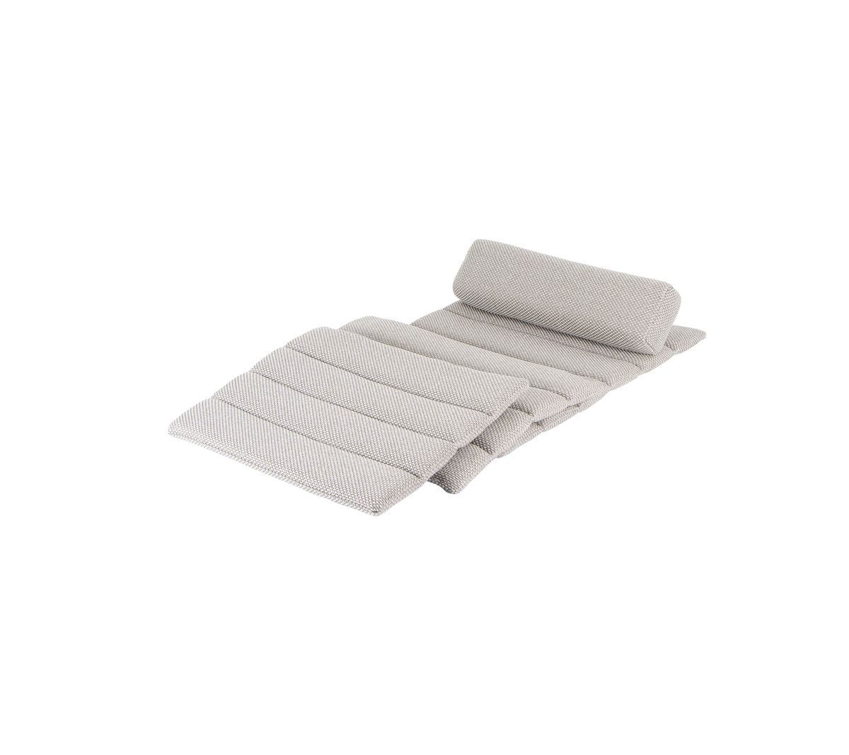 Alfombra gris claro acolchada con un extremo enrollado y múltiples pliegues horizontales para mayor comodidad. Ideal para descansar o relajarse.