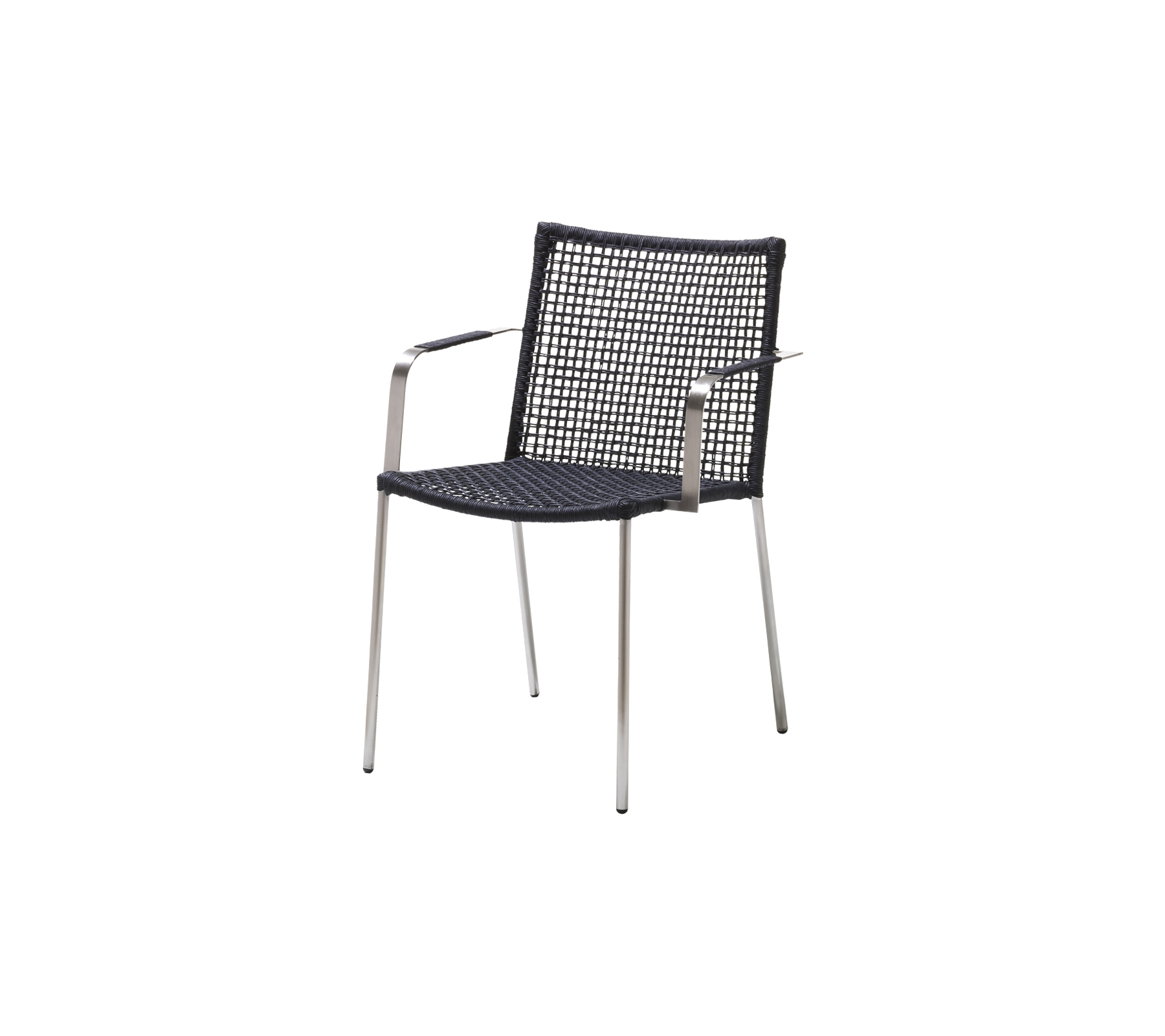 Silla elegante con asiento y respaldo trenzados, con reposabrazos y patas de metal delgado, perfecta para sentarse de manera informal.