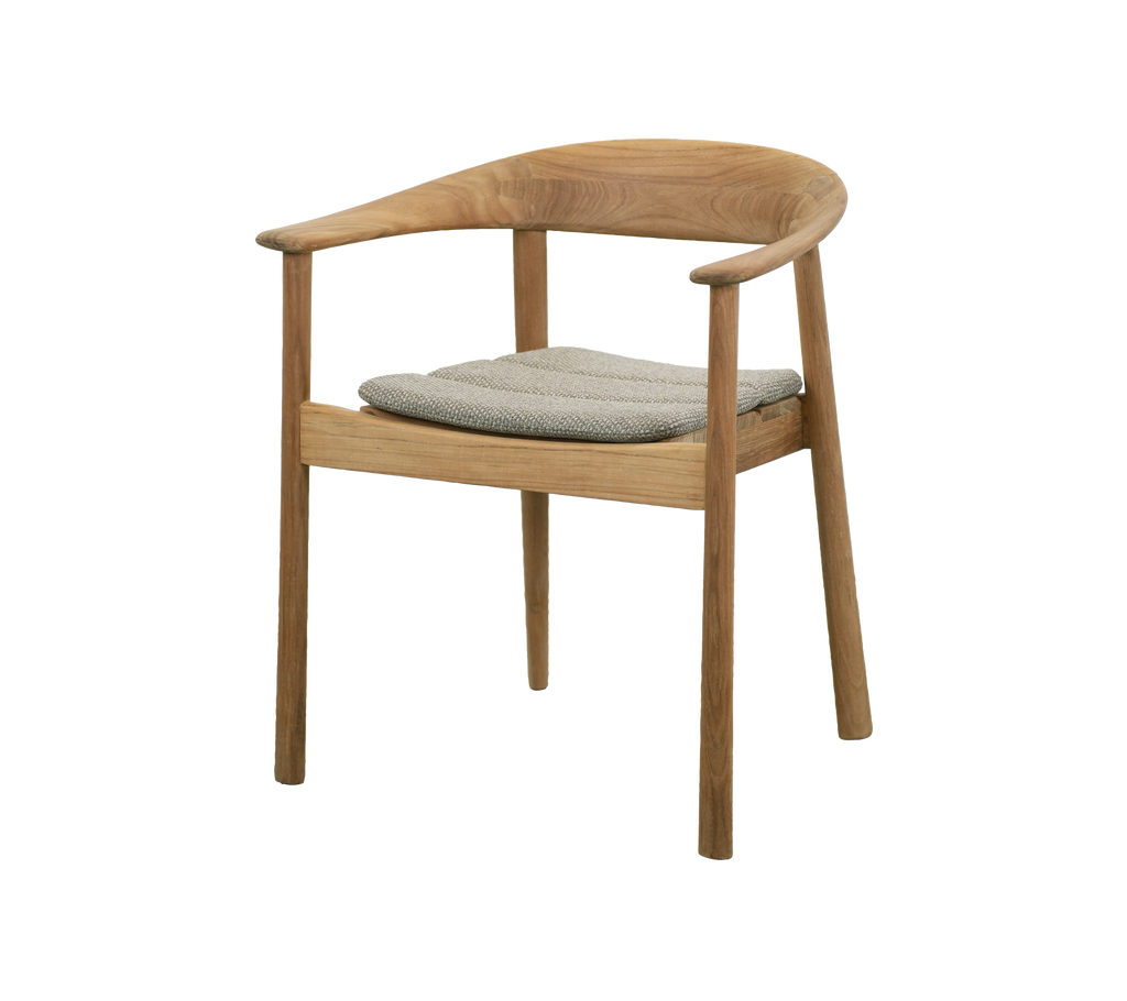 Silla de teca con cojín gris en un diseño moderno.