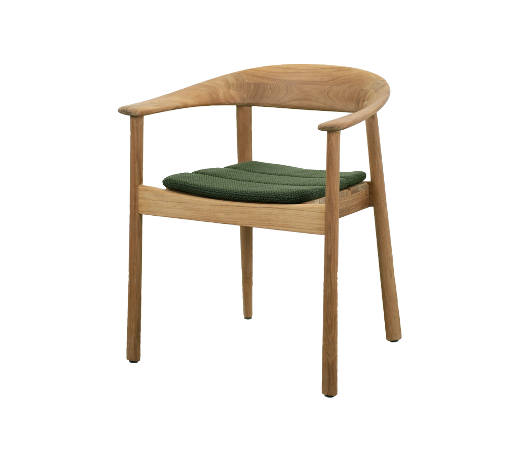 Silla de teca con cojín verde oscuro en un diseño moderno.