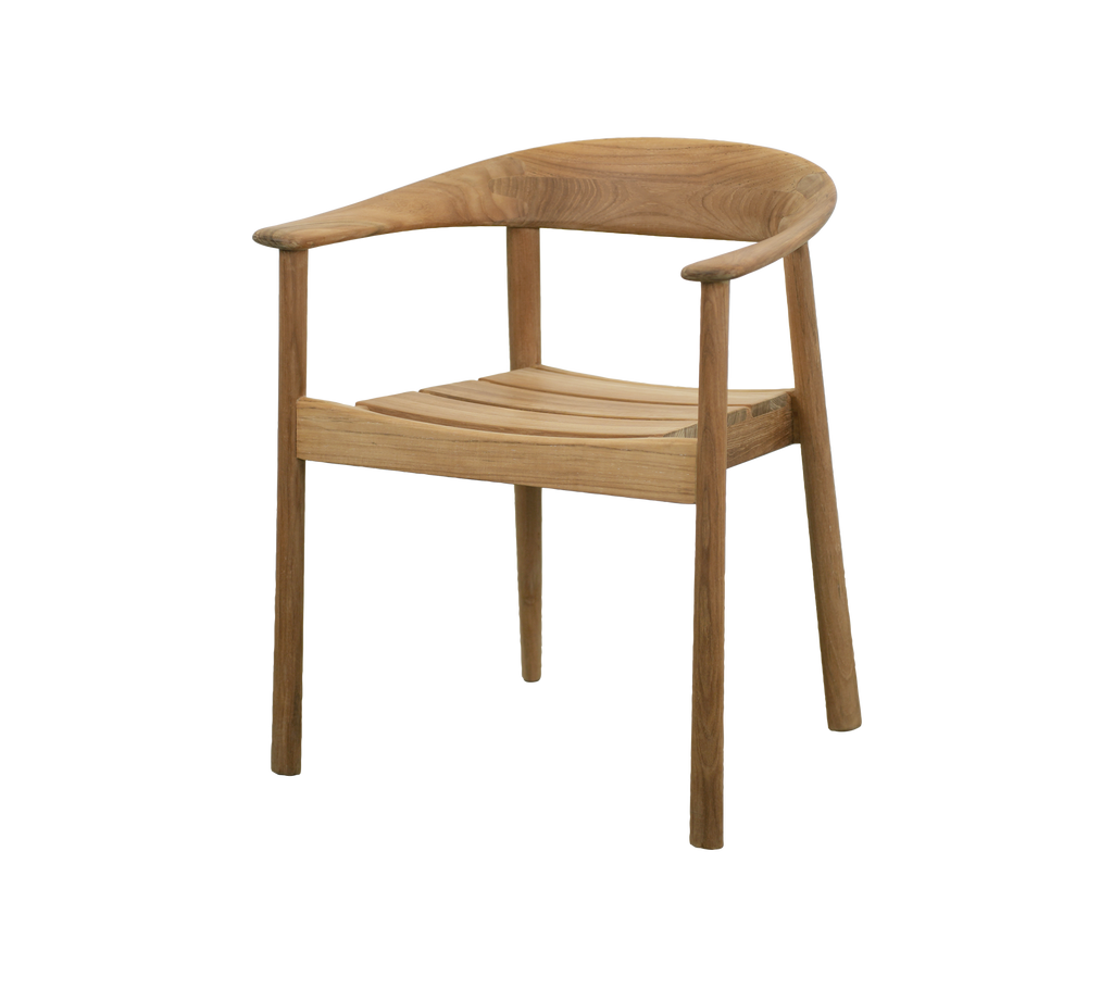 Silla moderna de teca con un diseño minimalista.