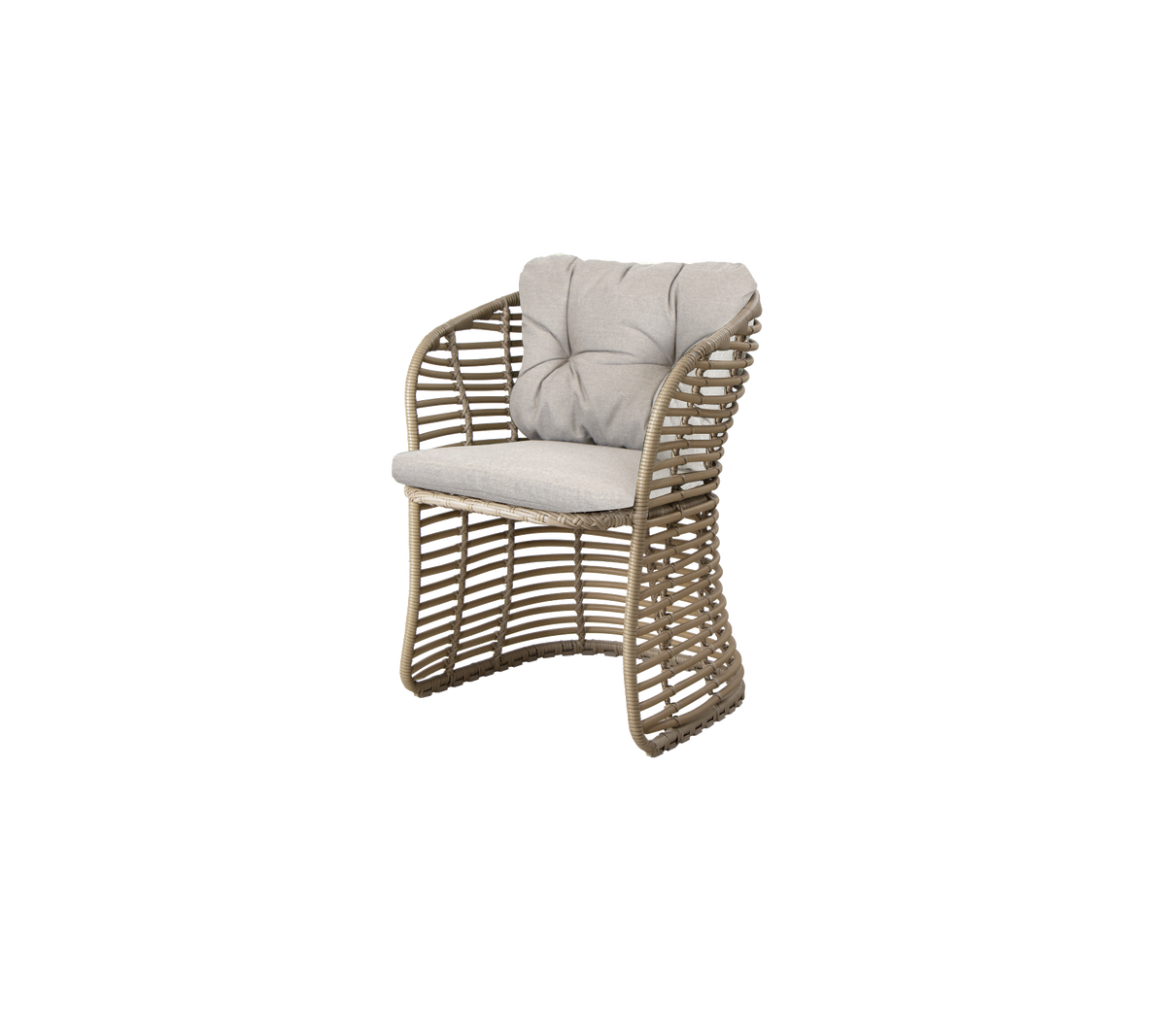 Silla tejida elegante con asiento y respaldo acolchados en un color neutro, perfecta para arreglos de asientos modernos.