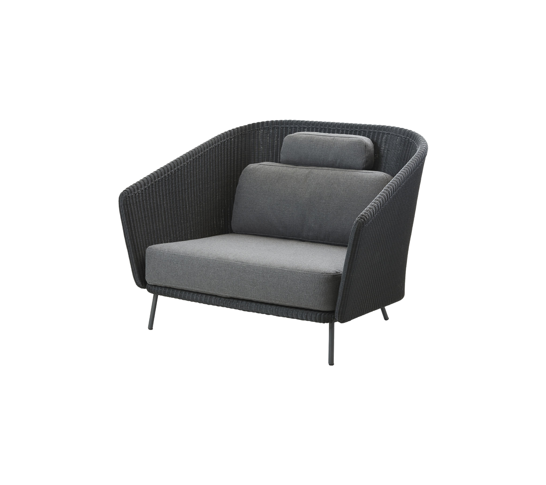 Sillón moderno y elegante con un diseño curvado, estructura de mimbre oscuro y cómodos cojines grises.