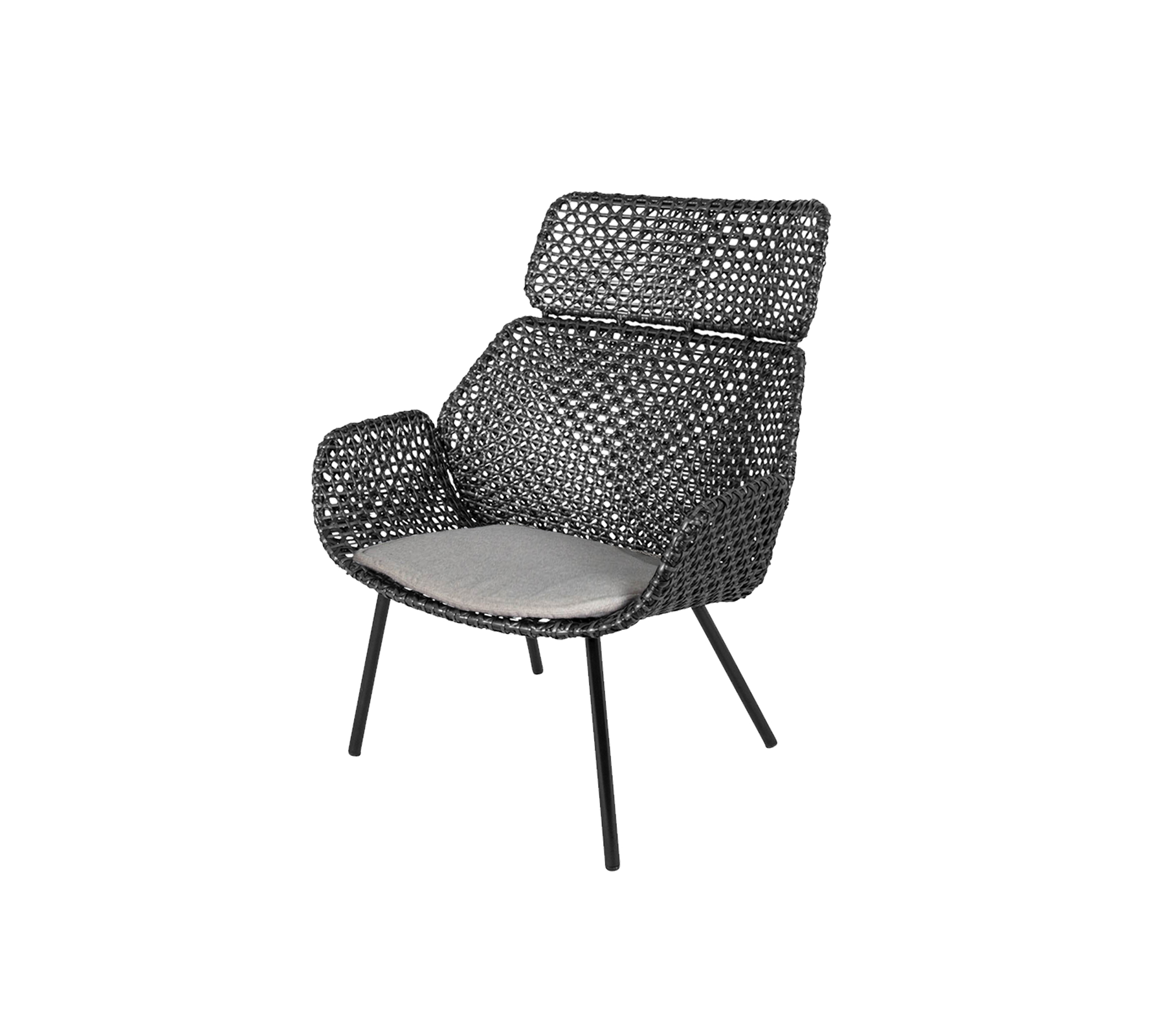 Silla elegante con un diseño trenzado y asiento acolchado, con una silueta moderna y patas resistentes para comodidad y soporte.