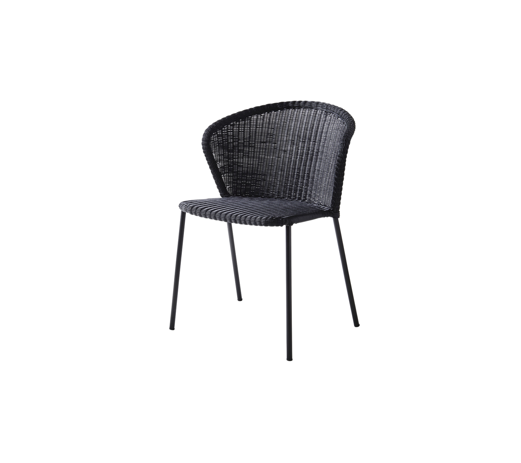 Silla tejida negra elegante con respaldo curvado y patas de metal delgadas, perfecta para entornos modernos o contemporáneos.