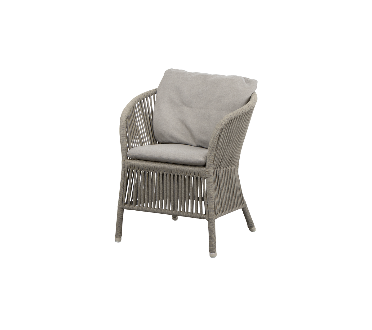 Sillón elegante con un diseño tejido y un cojín suave de color claro, perfecto para relajarse y realzar cualquier espacio.