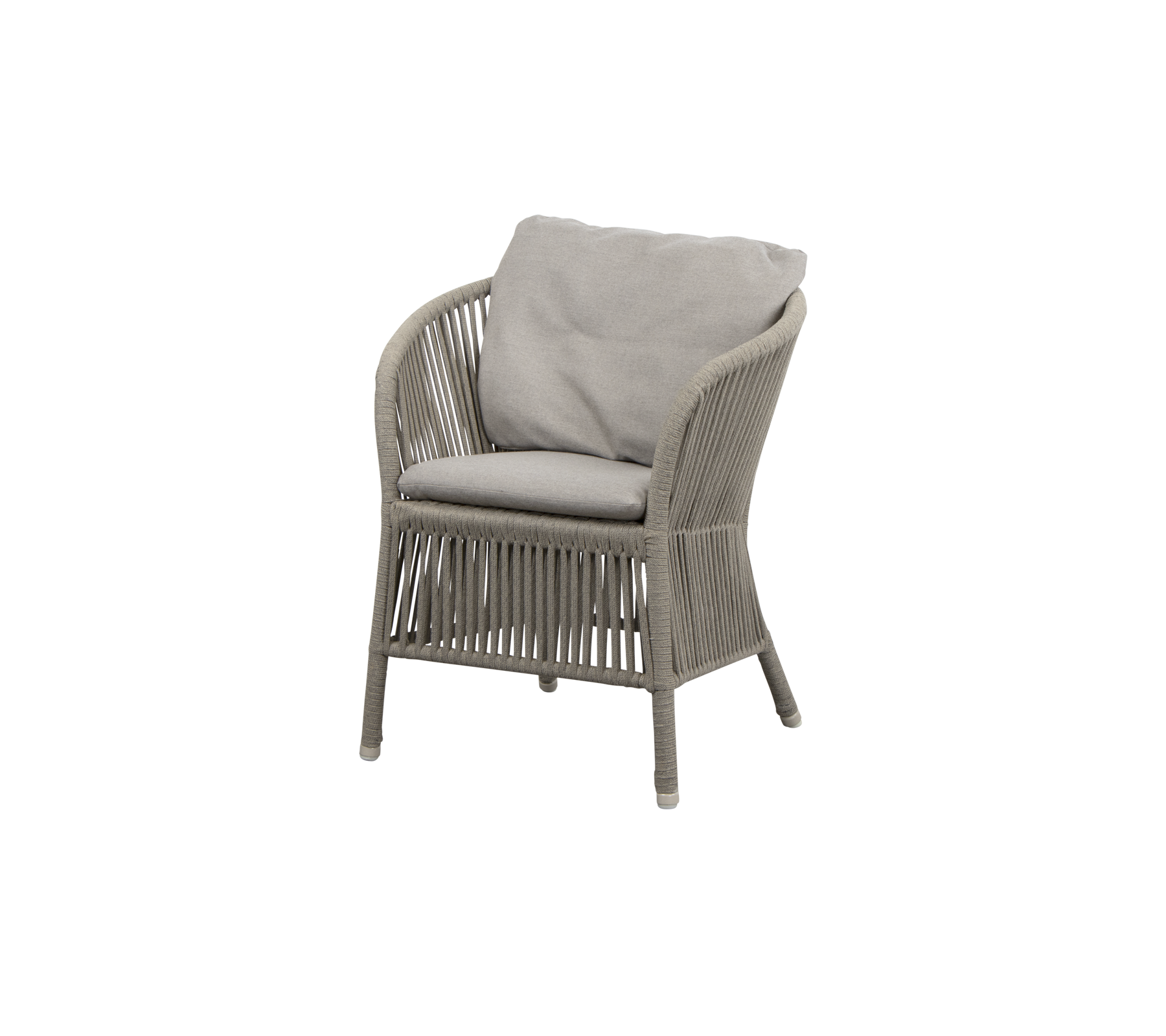 Sillón elegante con un diseño tejido y un cojín suave de color claro, perfecto para relajarse y realzar cualquier espacio.