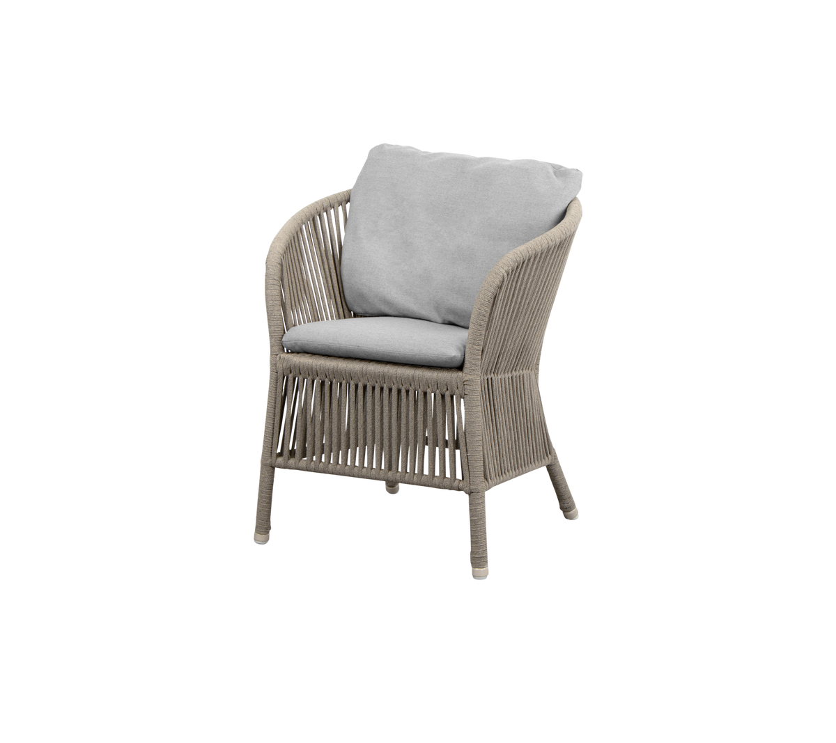 Una silla elegante con un diseño tejido y un cómodo cojín gris para relajarse y una decoración chic.