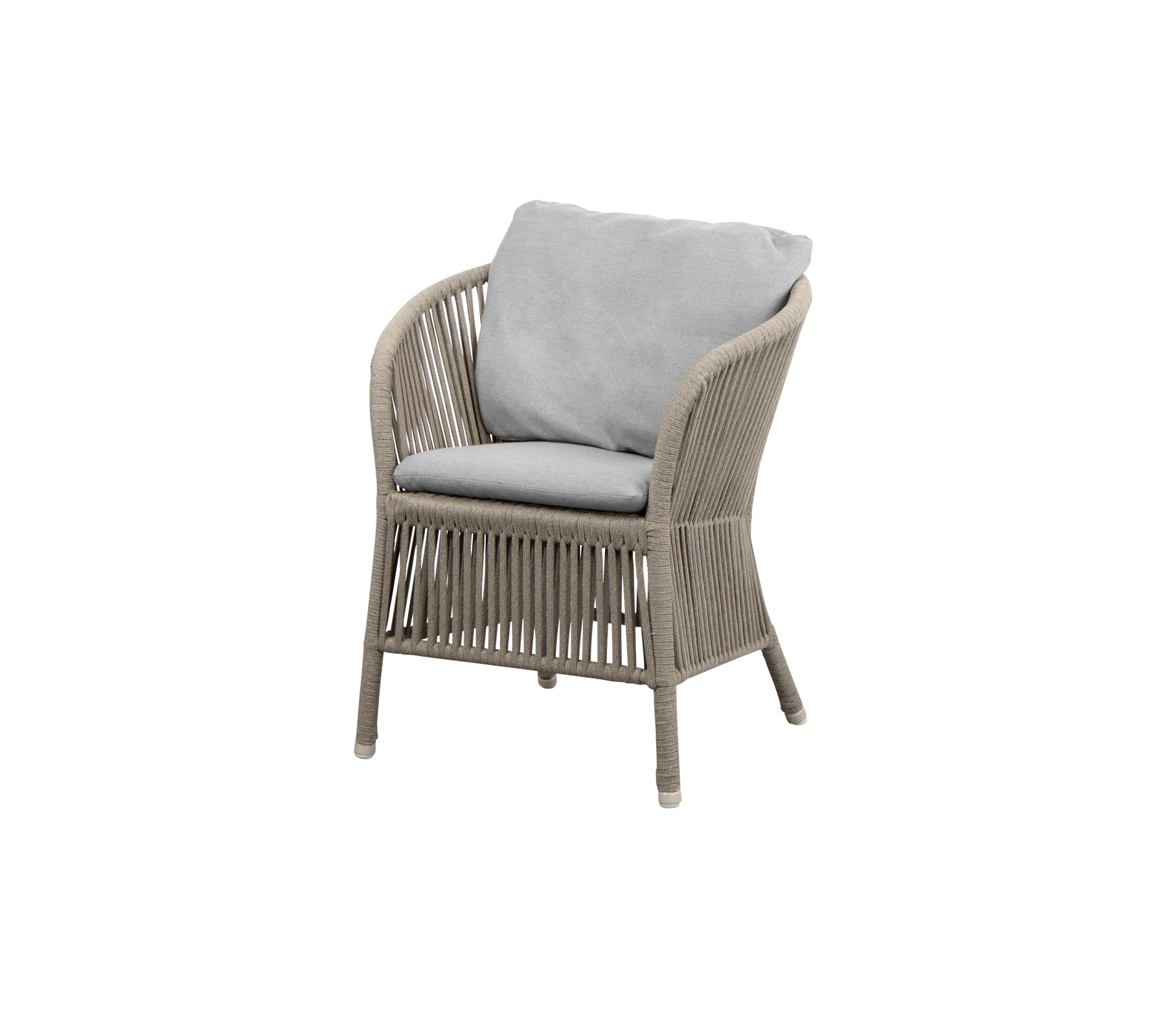Una silla elegante con un diseño tejido y un cómodo cojín gris para relajarse y una decoración chic.