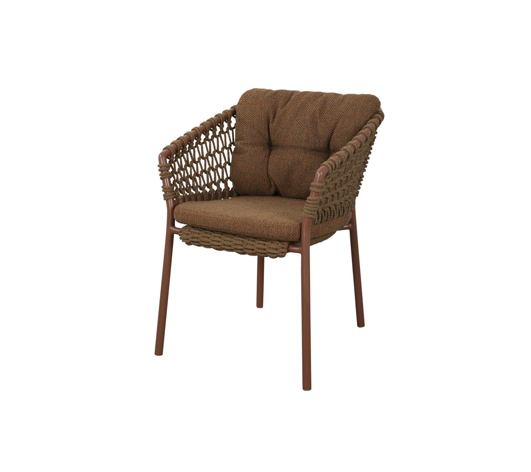 Silla cómoda con un diseño tejido, con cojines acolchados en un cálido color marrón, soportada por patas robustas. Ideal para la relajación.