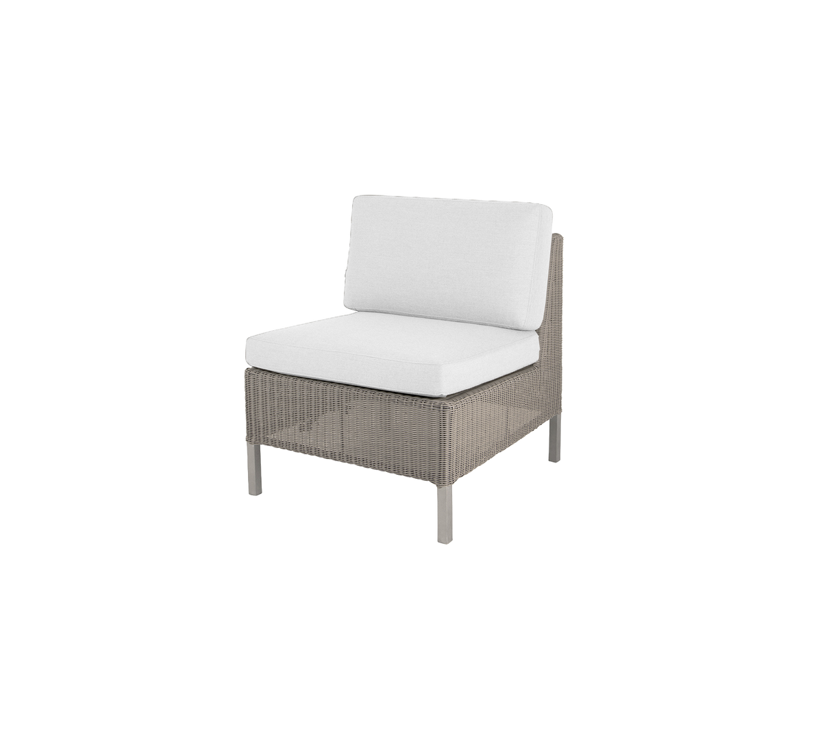 Silla elegante con una textura tejida y suaves cojines blancos, perfecta para relajarse y decorar con un estilo moderno.