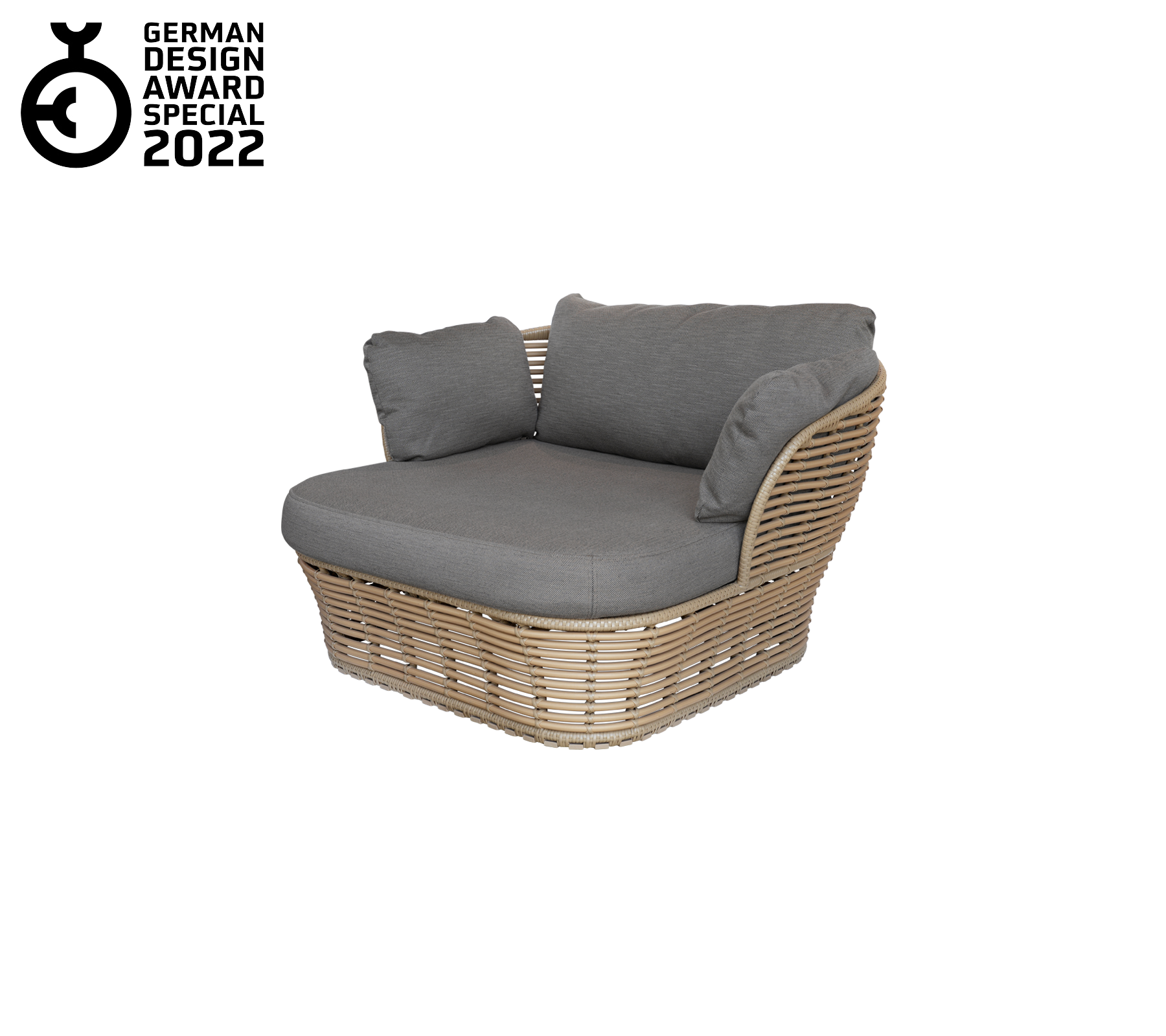 Sillón elegante con un marco de ratán tejido, que cuenta con cómodos cojines grises para la relajación y el confort.