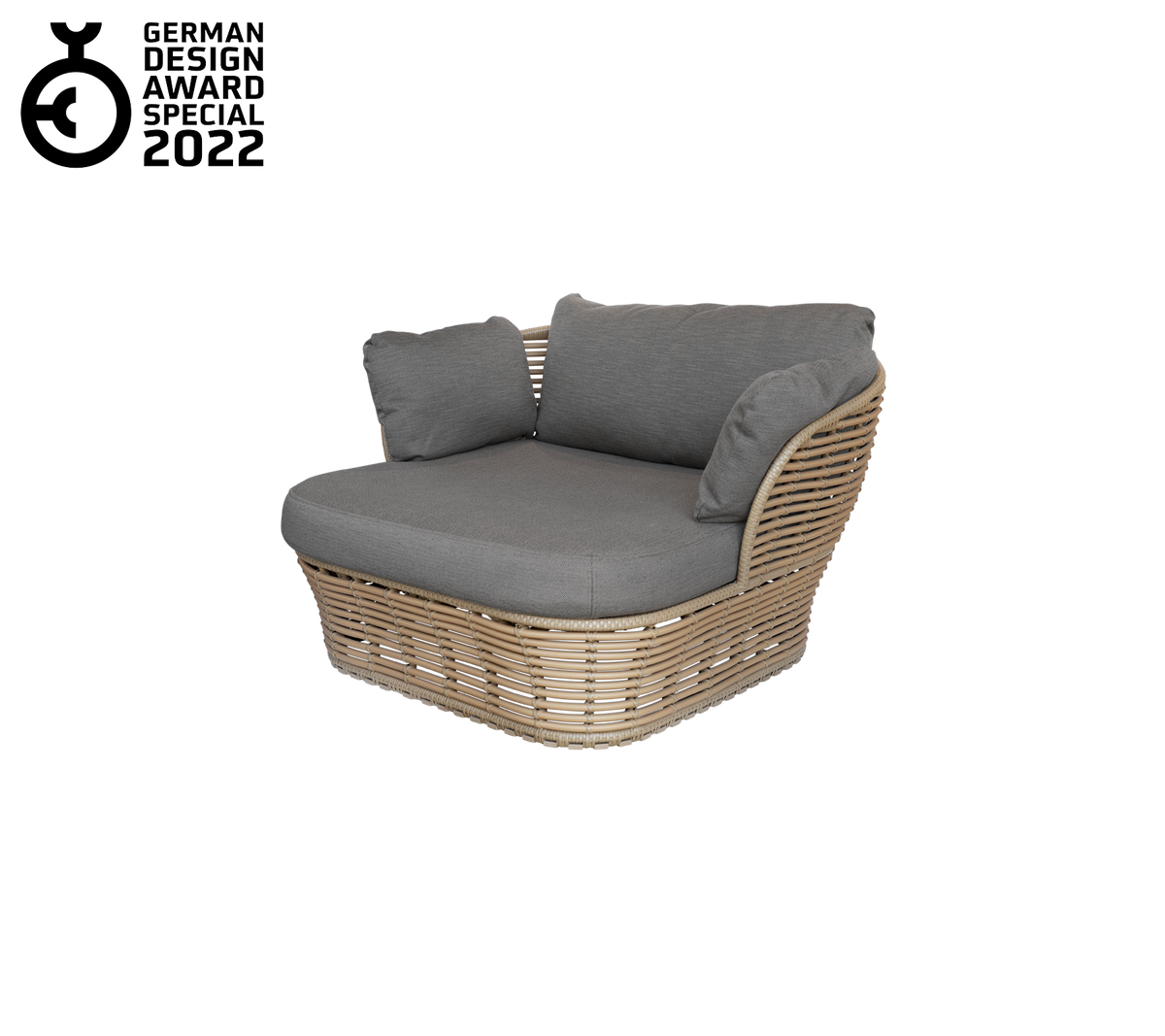 Sillón elegante con un marco de ratán tejido, que cuenta con cómodos cojines grises para la relajación y el confort.