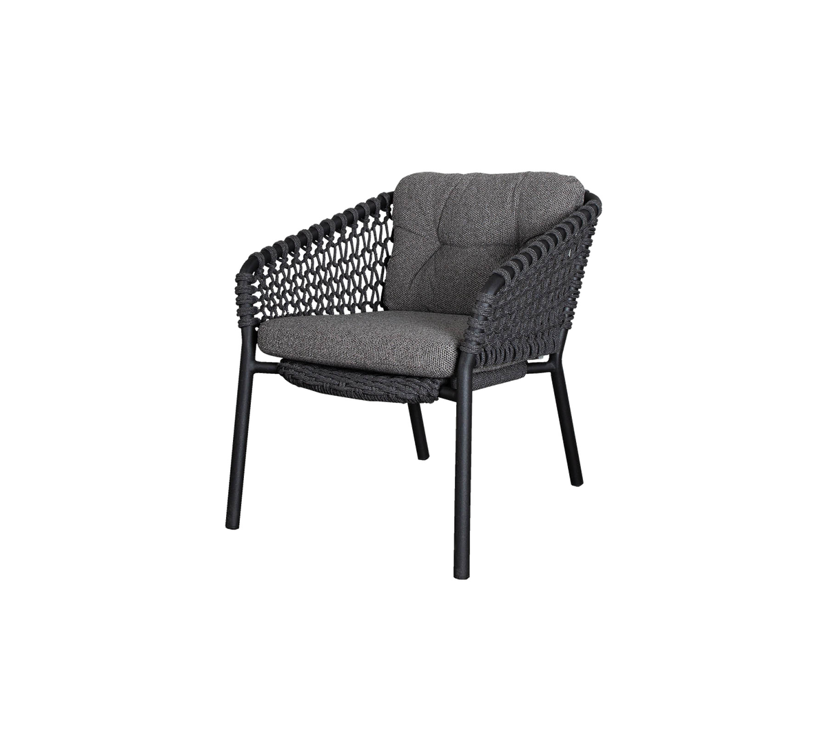 Silla de mimbre con un cómodo cojín gris, con un marco resistente y un diseño elegante, perfecta para cualquier área de descanso.