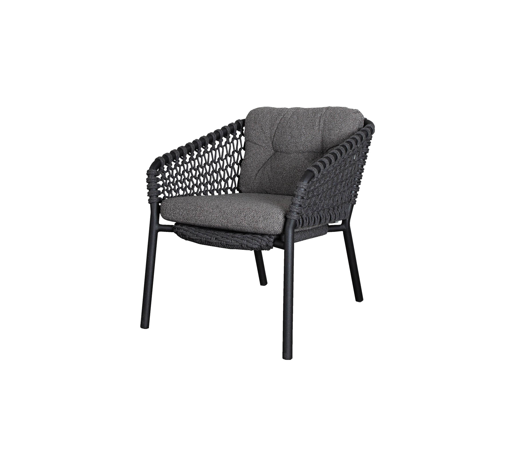 Silla de mimbre con un cómodo cojín gris, con un marco resistente y un diseño elegante, perfecta para cualquier área de descanso.