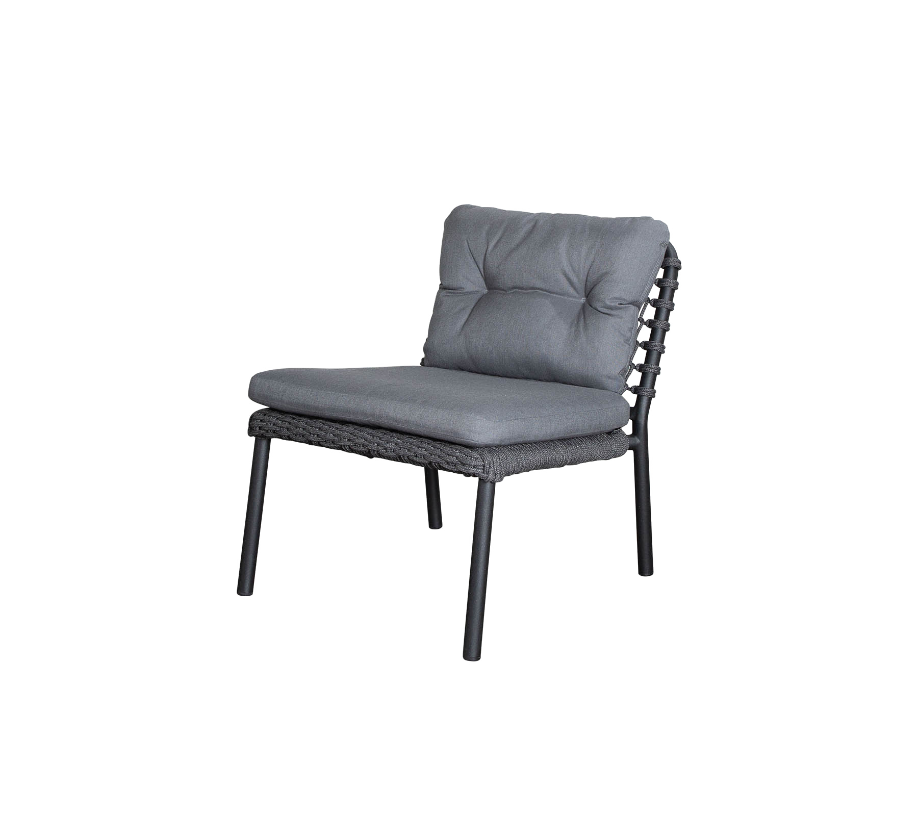 Silla elegante con un cojín de terciopelo gris y un marco tejido, que ofrece comodidad y un diseño moderno para diversos entornos.