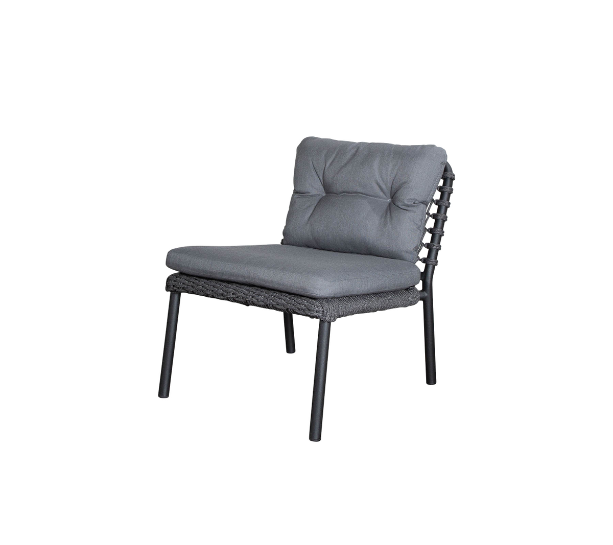 Silla elegante con un cojín de terciopelo gris y un marco tejido, que ofrece comodidad y un diseño moderno para diversos entornos.