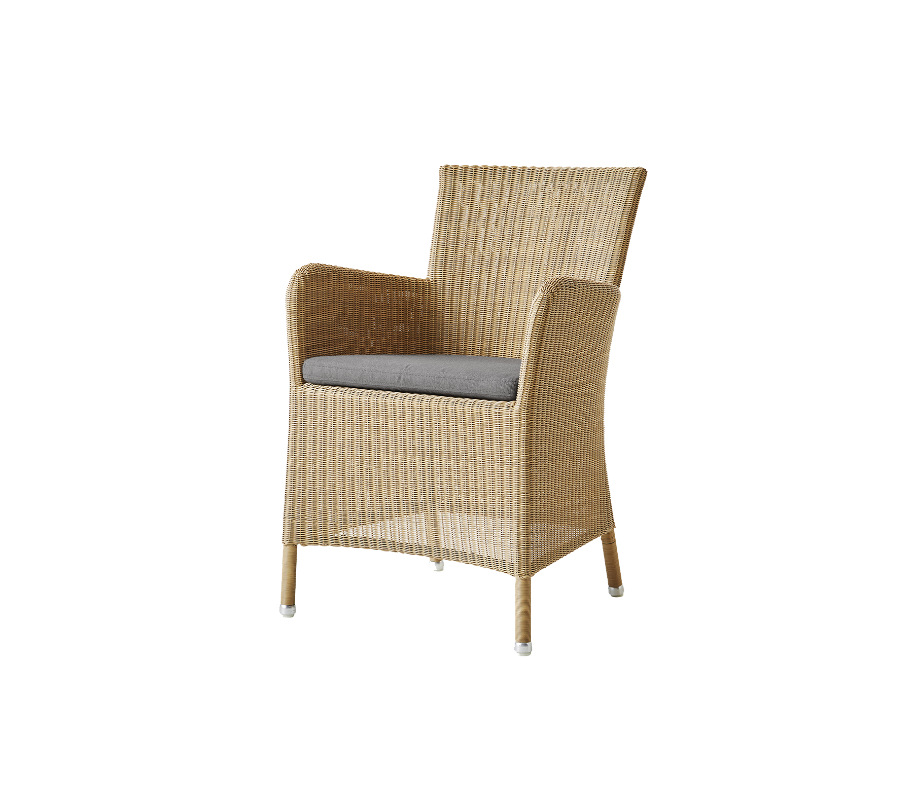 Silla tejida con reposabrazos y un cómodo cojín gris, combinando estilo y confort para un asiento versátil.