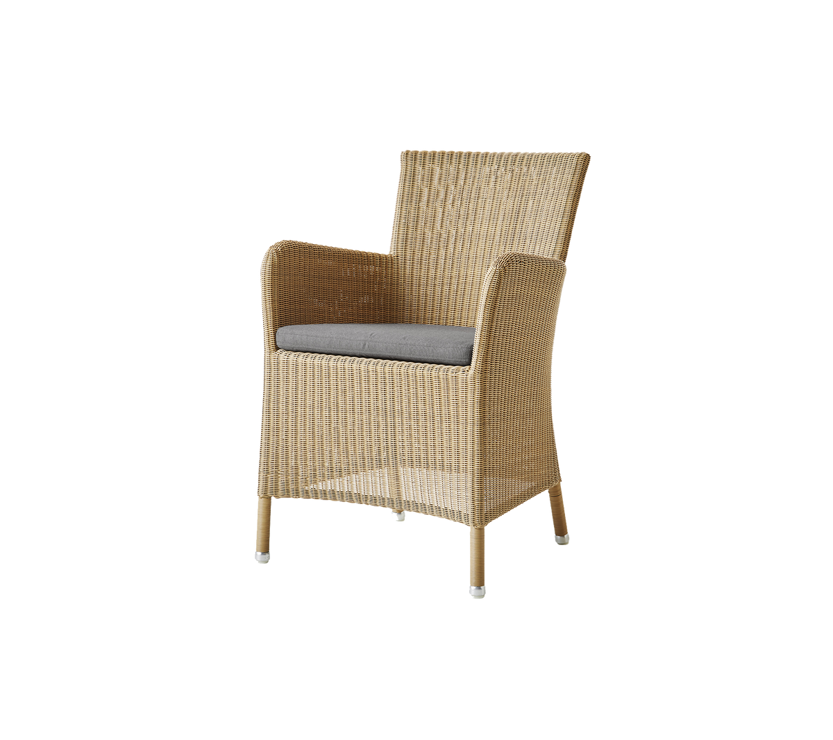 Silla tejida con reposabrazos y un cómodo cojín gris, combinando estilo y confort para un asiento versátil.