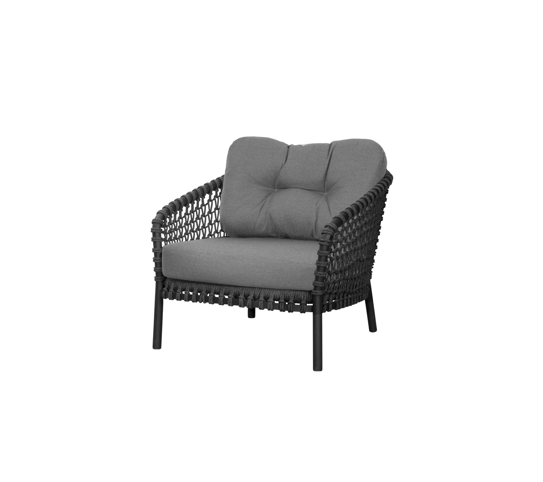 Sillón elegante con un diseño tejido y suaves cojines grises, que ofrece comodidad y elegancia para diversos entornos.