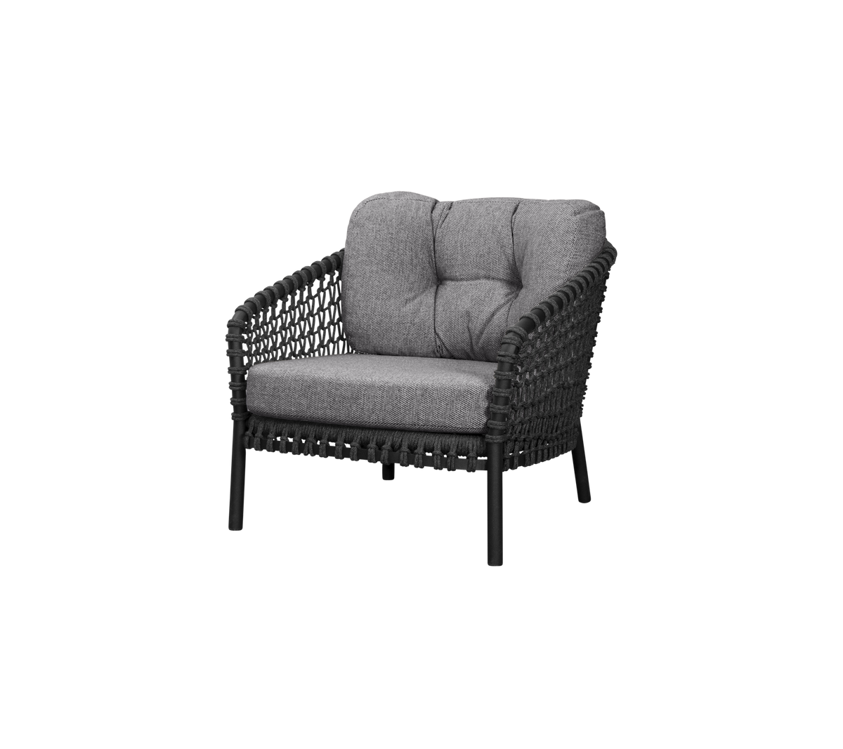 Una silla tejida negra elegante con cómodos cojines de tela gris, diseñada para la relajación y la estética moderna.