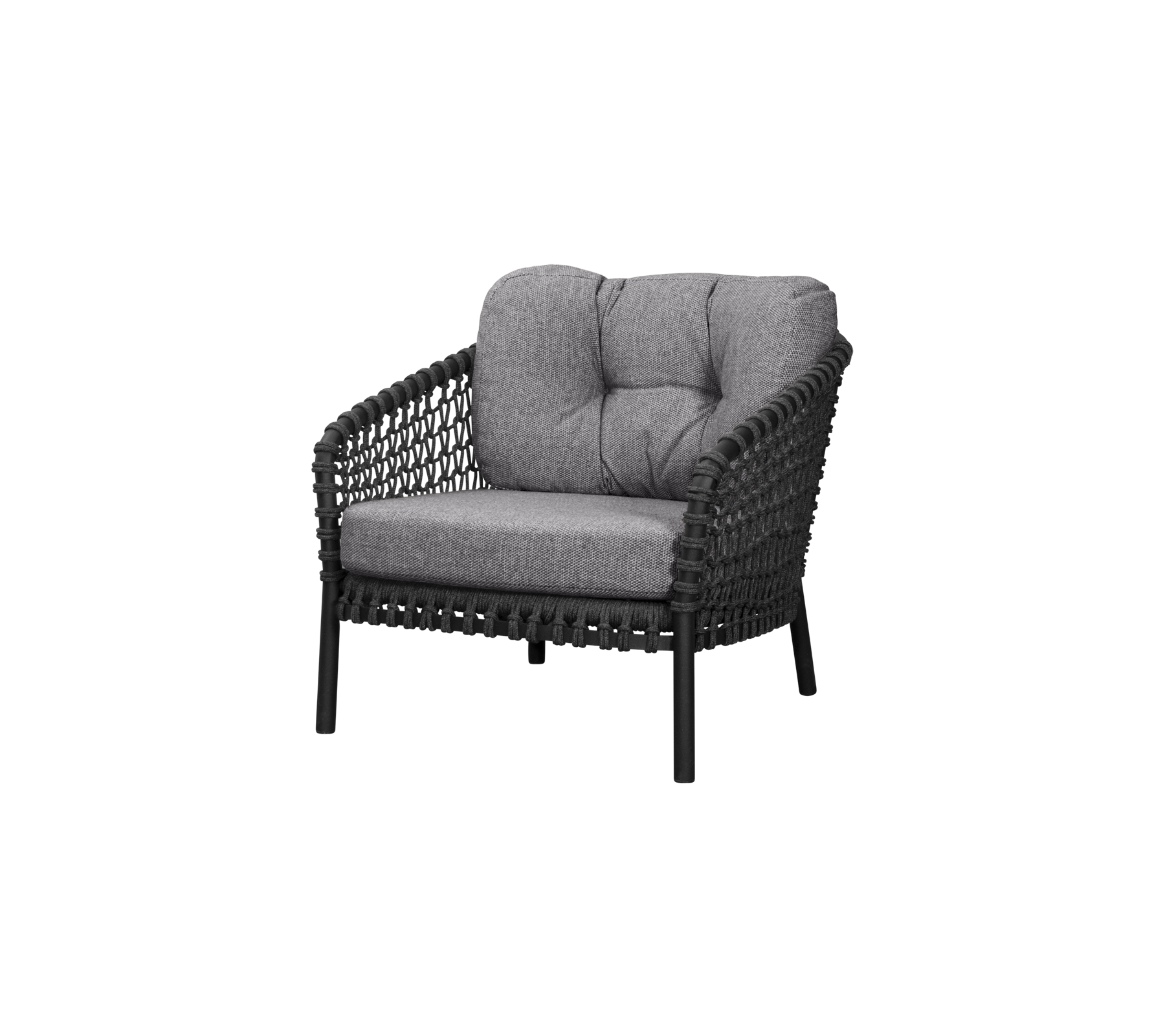 Una silla tejida negra elegante con cómodos cojines de tela gris, diseñada para la relajación y la estética moderna.