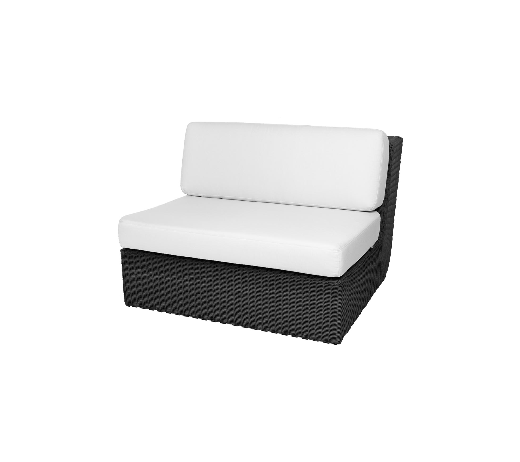 Sillón de mimbre negro con un cojín blanco, diseñado para la comodidad y el estilo en espacios de relajación.