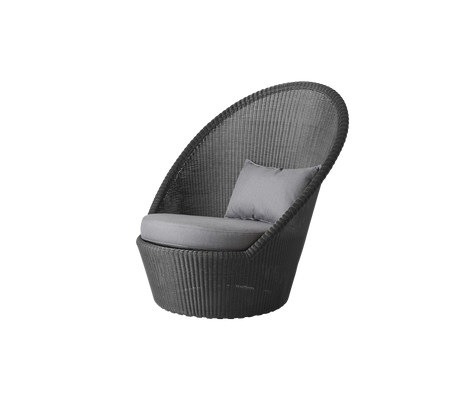 Silla elegante con un diseño curvado, que cuenta con un cojín cómodo y una textura tejida en un color gris suave. Ideal para relajarse.